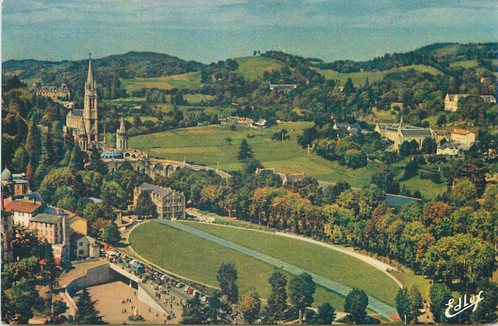 CPA Lourdes la basiliques souterraine