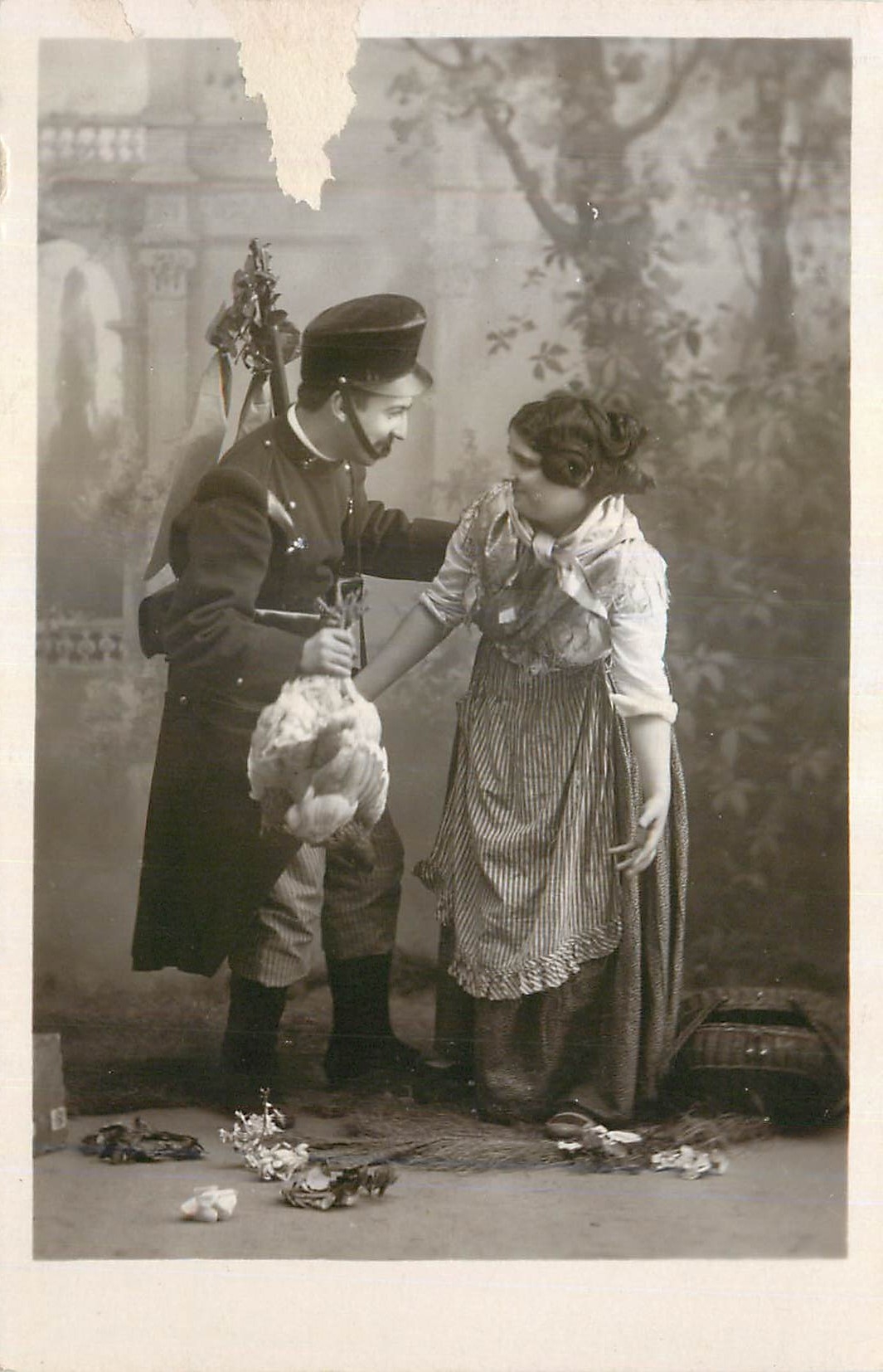 CPA Femme Soldat Militaria Poule