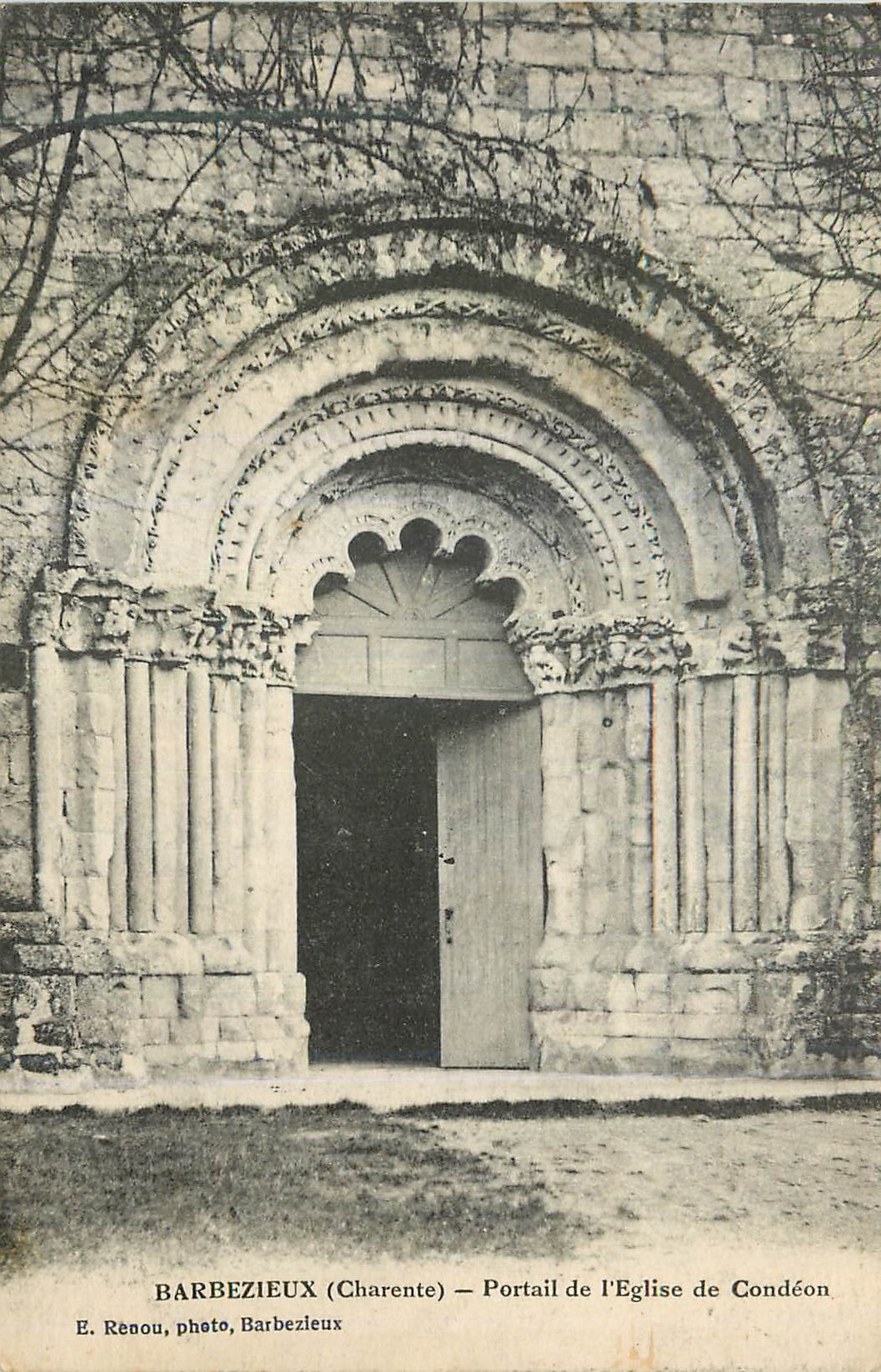 CPA Monument de barbezieux Portail de l'eglise de Condeon