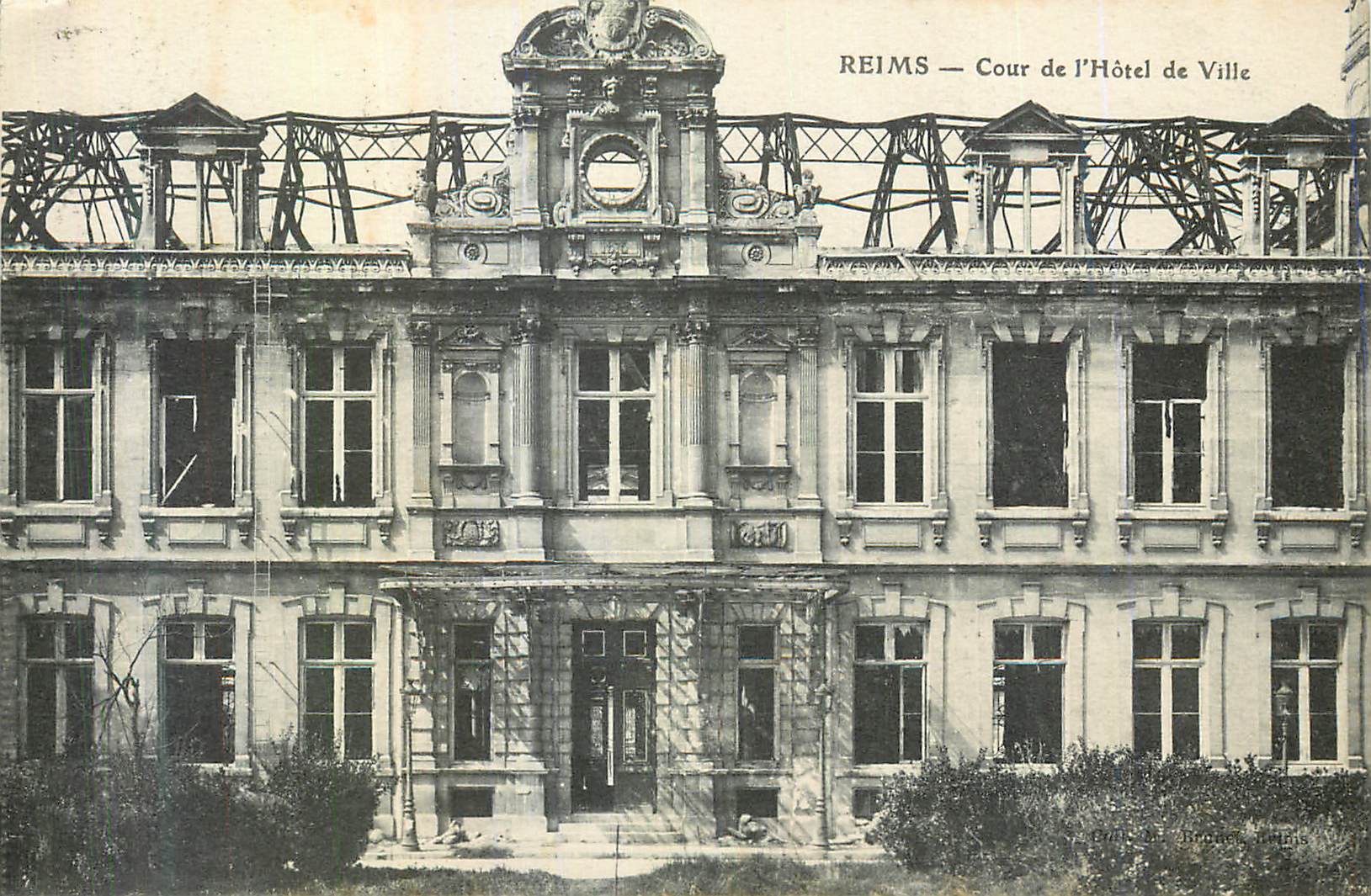 CPA Reims cour de l'Hotel de ville