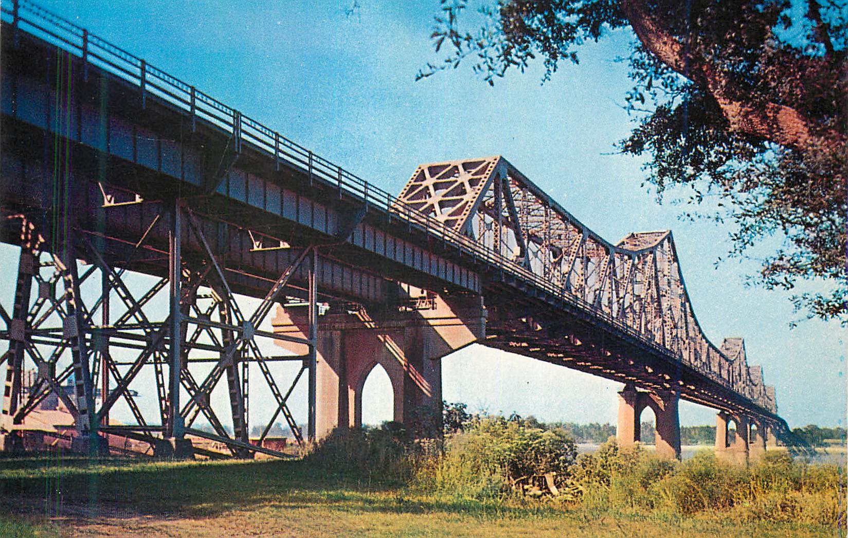 CPM The Mississipi River Bridge at Baton Rouge la completed in 1940 at a cost of $ 10 million  serves both rail and vehi