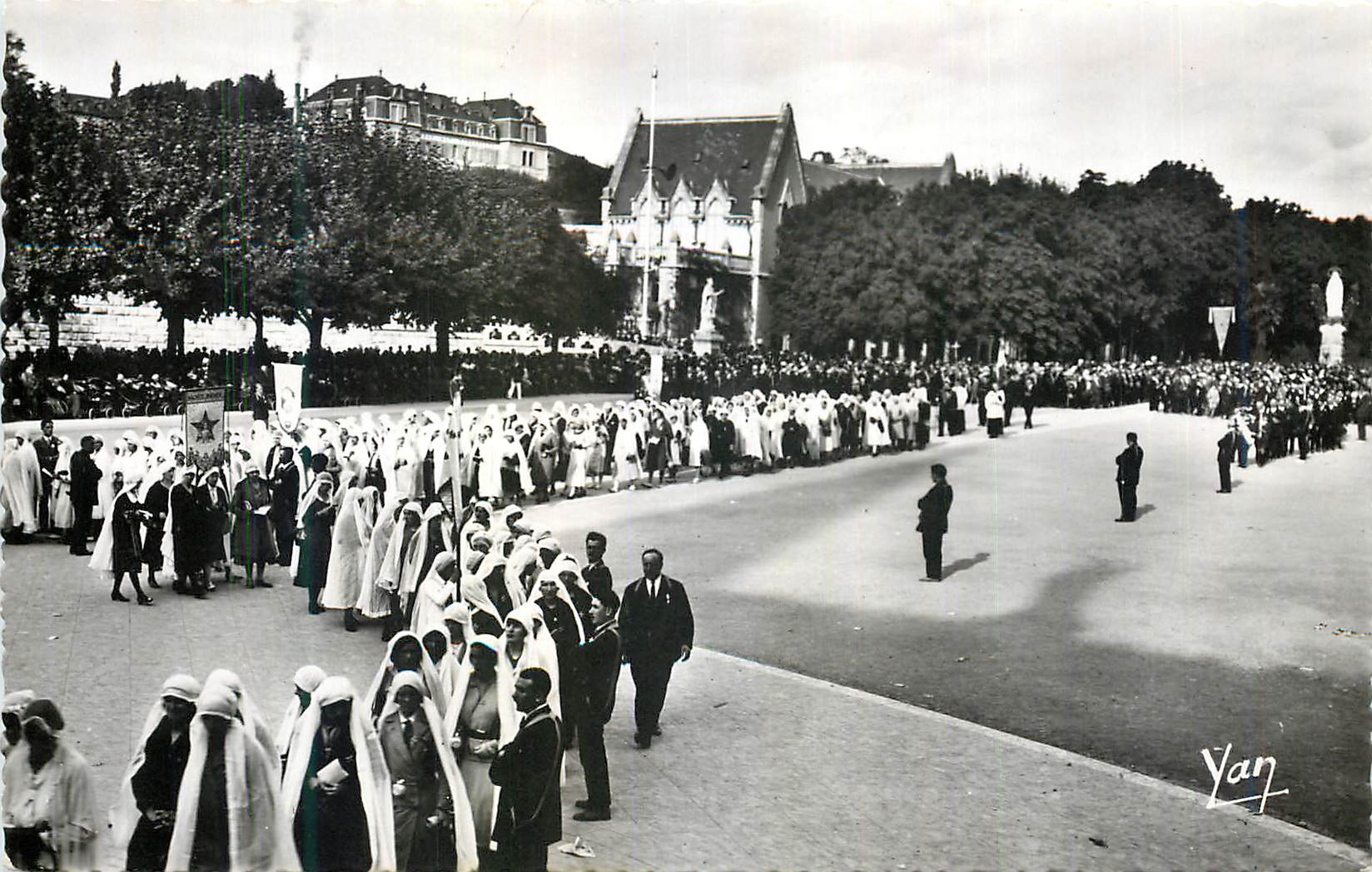 CPM Lourdes Procession sur l'Esplanade