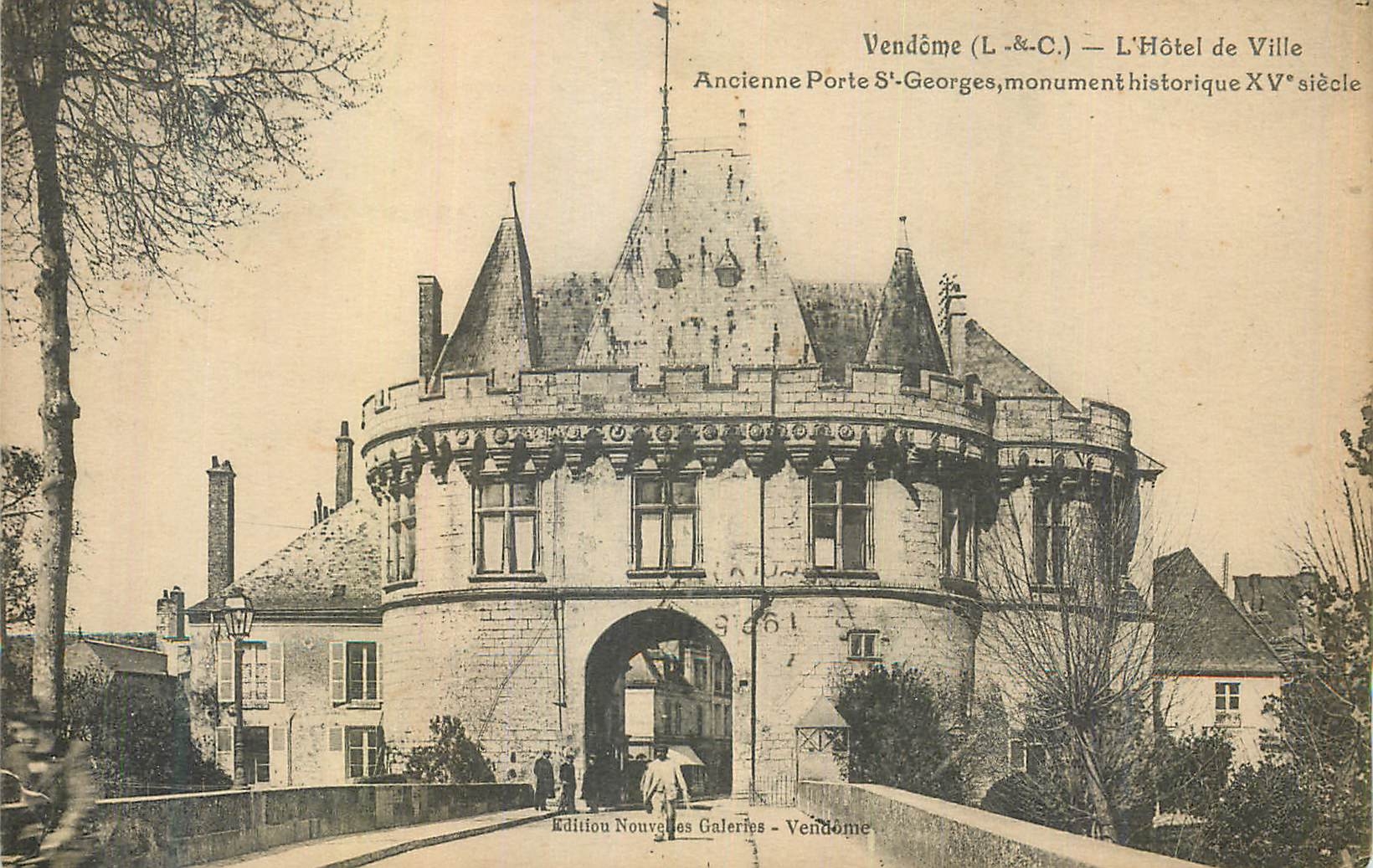 CPA Vendome l'Hotel de Ville Ancienne Porte St Georges monument historique