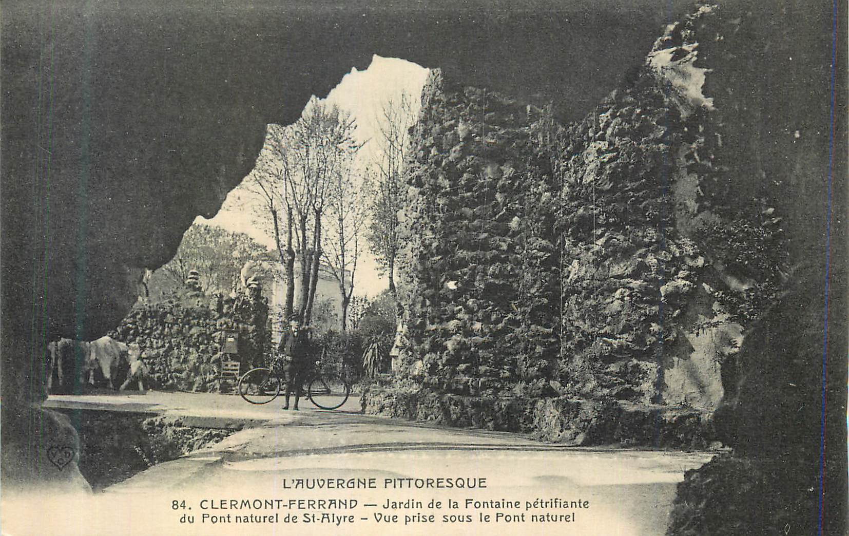CPA L'Auvergne pittoresque clermont ferrand Jardin de la fontaine petrifiante 