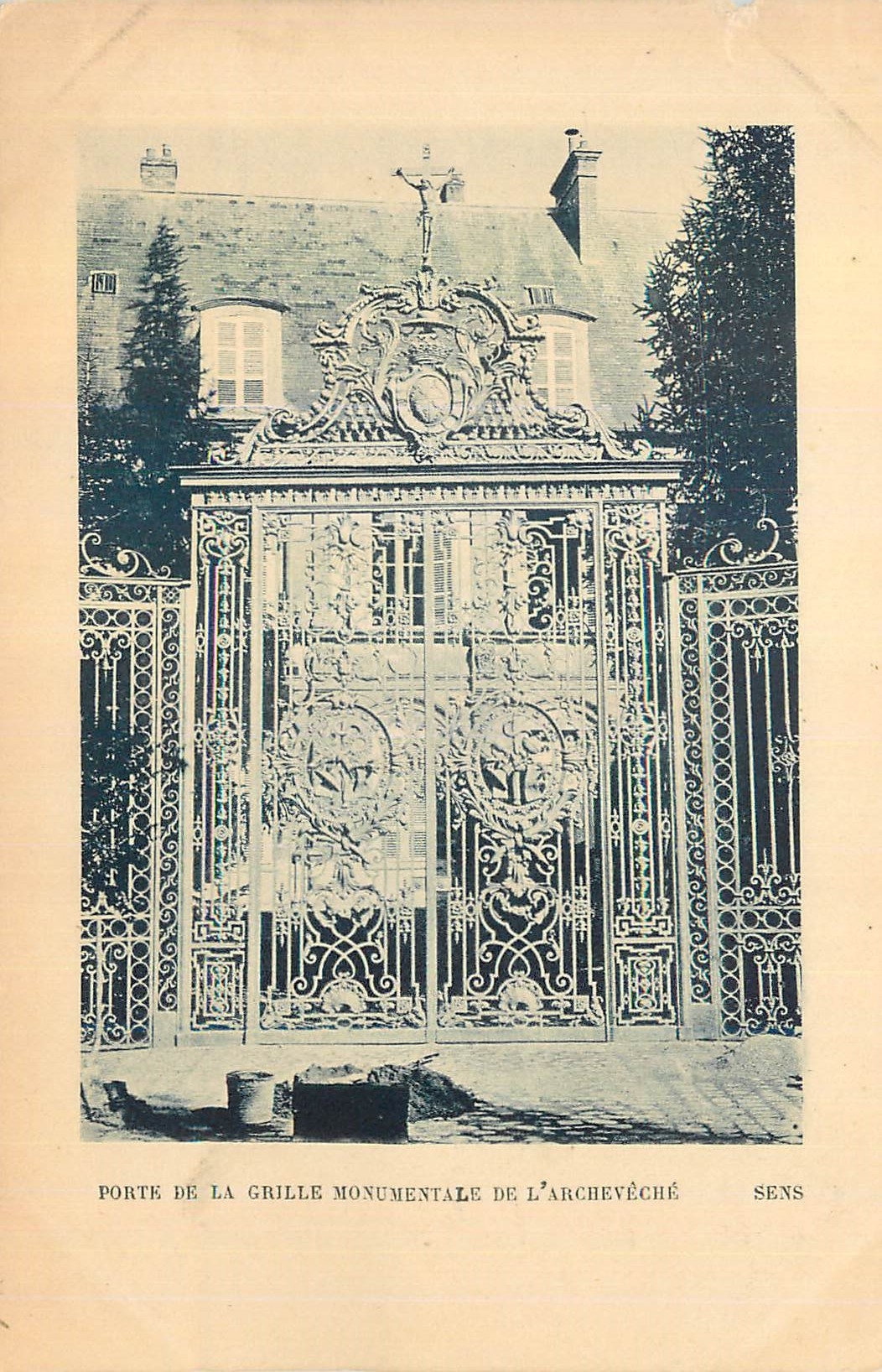 CPA Porte de la grille Monumentale de l'archeveche