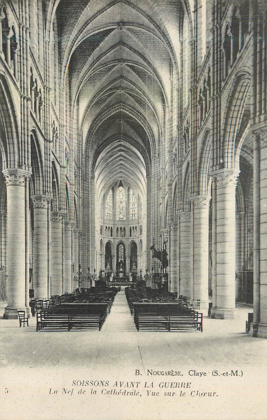 Soissons — Nef de la cathédrale, vue sur le chœur — B. Nougarède, Claye (S.-et-M.)