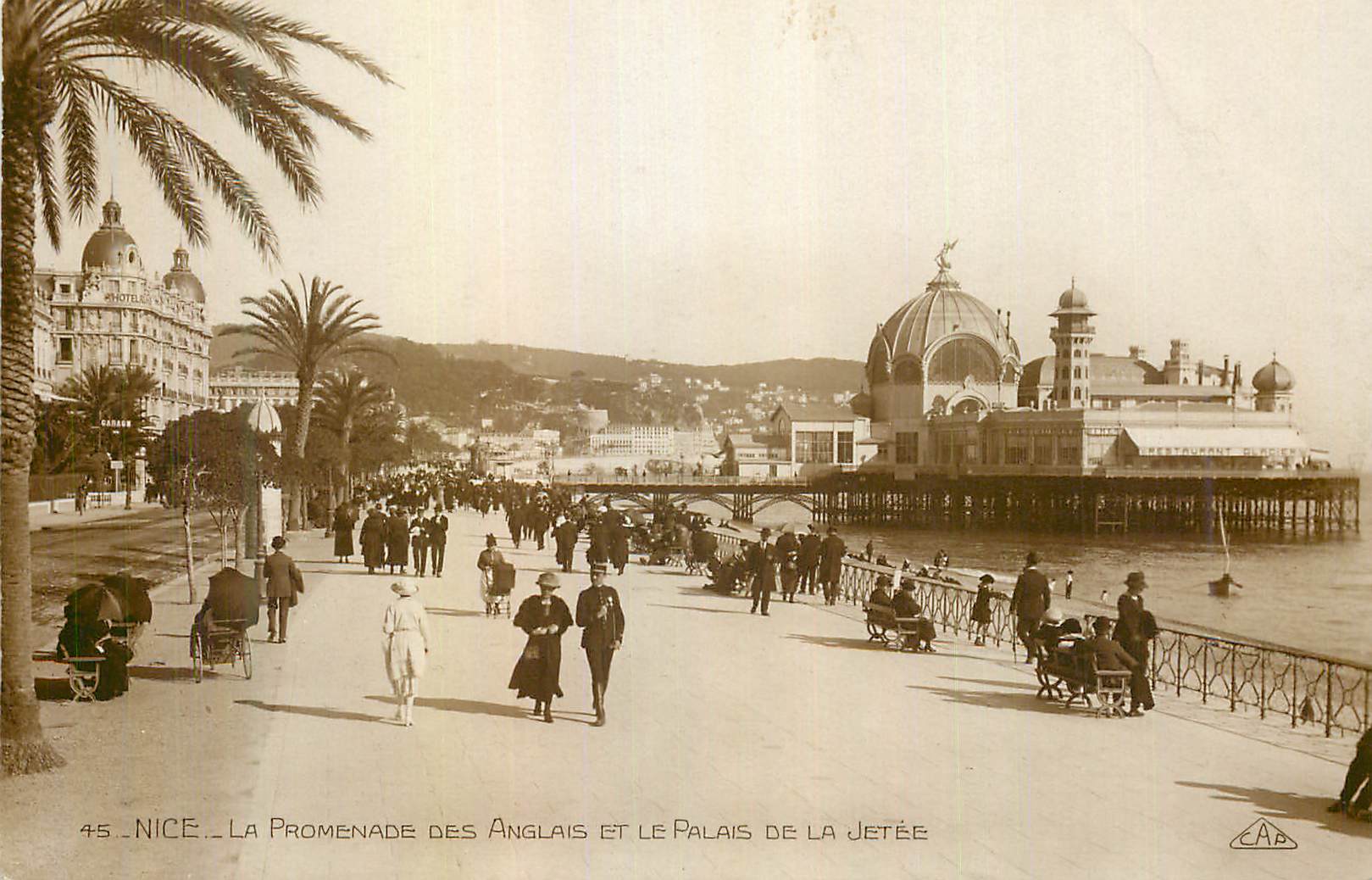 CPA Nice la Promenade des Anglais et le Palais de la Jetee