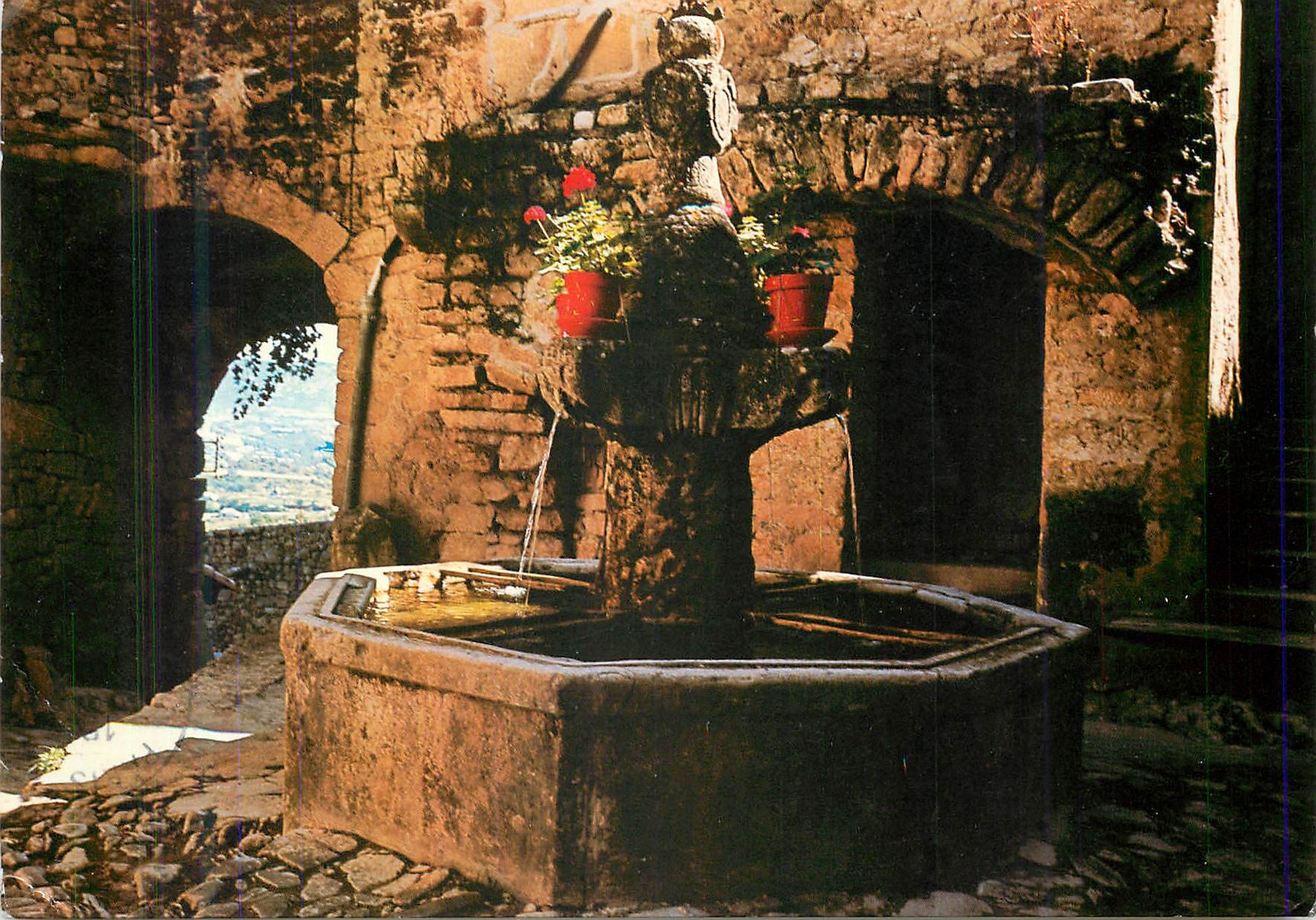CPM Les Belles Images de Provence Vieille Fontaine Provencale