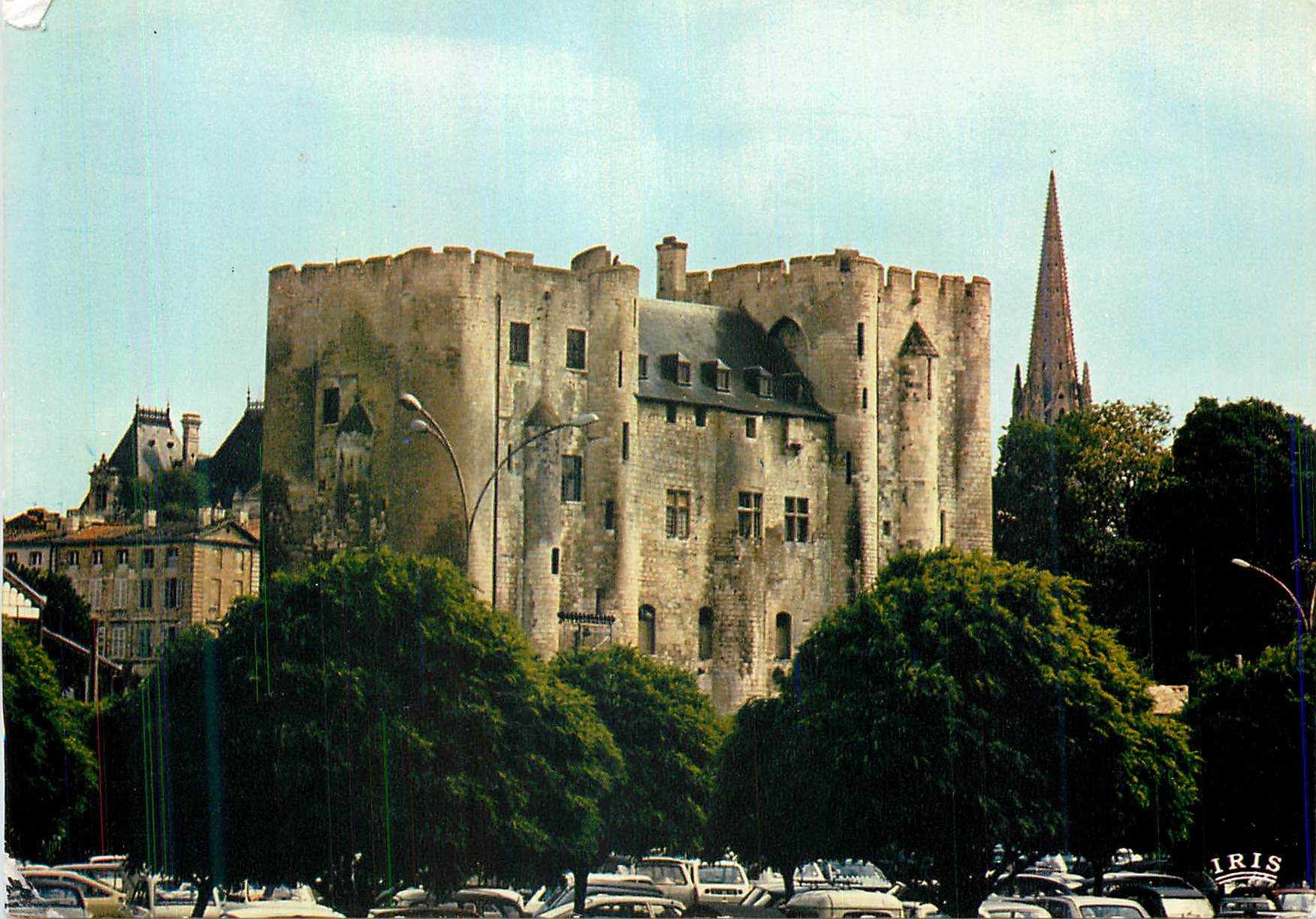 Niort — Le donjon XIe s. (Mon. Hist.) — Vestige d'un château fort des Comtes de Poitiers — éditeur IRIS