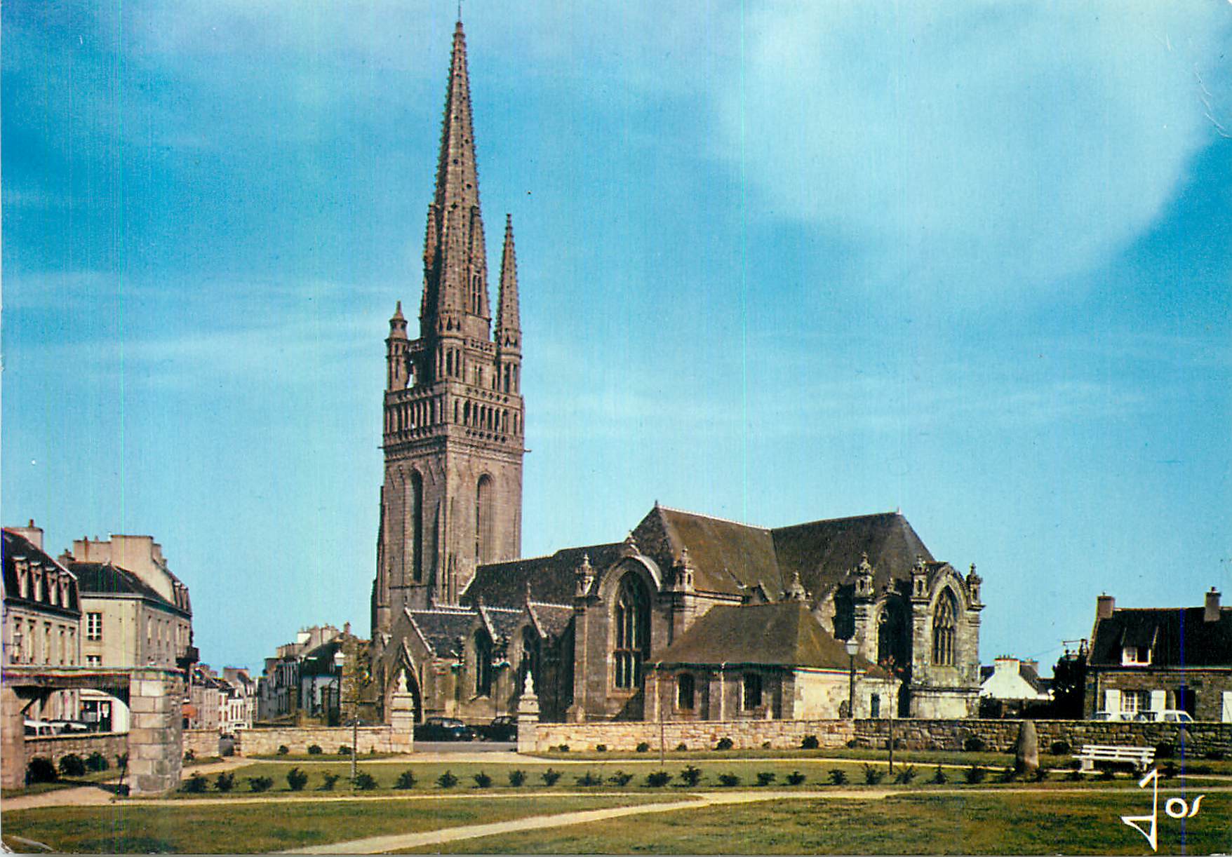 CPM La Bretagne en Couleurs Ploare L'Eglise a cinq nefs (XVIe et XVIIe s)Hauteur de la tour 55 metres