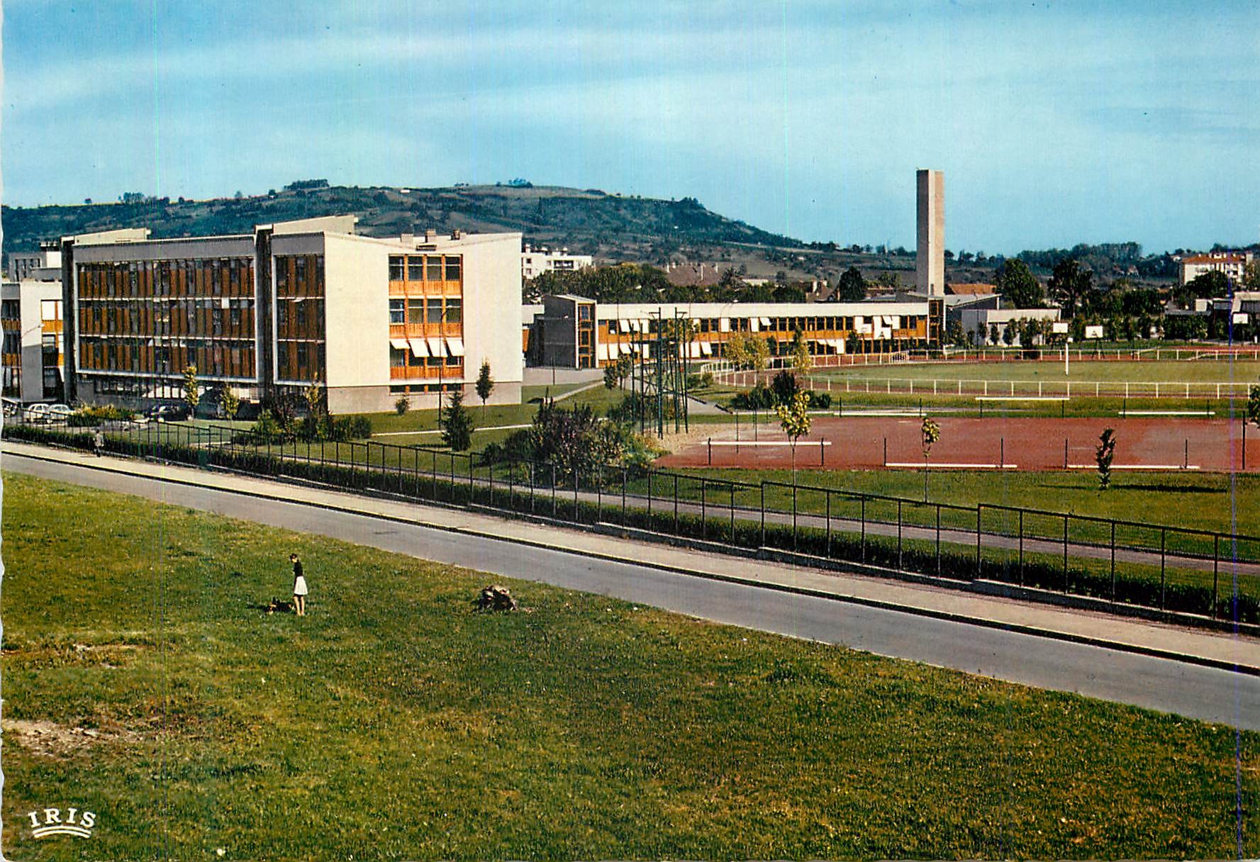 CPM Vichy (Allier)Quelques Batiments du Lycee de Presles et les Terrains de sports