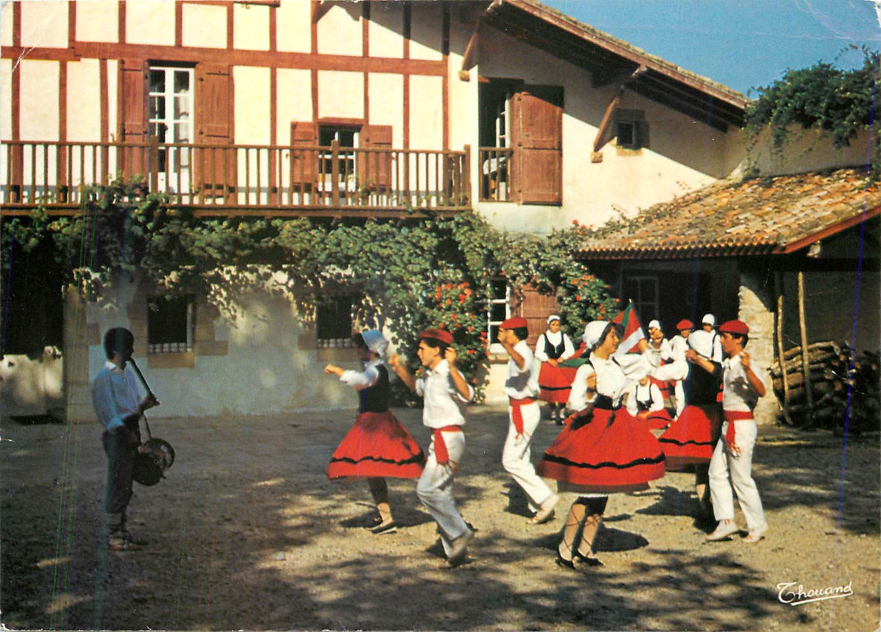 CPM Pays Basque Groupe folklorique Alaiak D'arcangues Fandango France