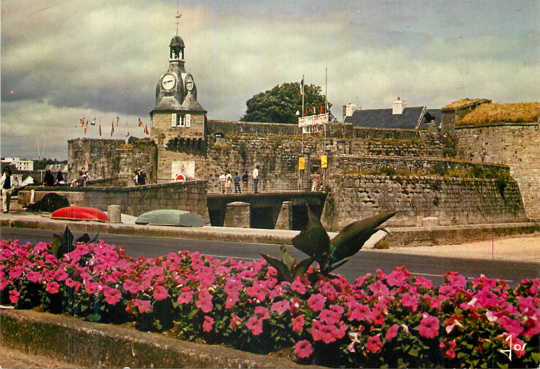 CPM La Bretagne en Couleurs Concarneau L'entree de la Ville Close
