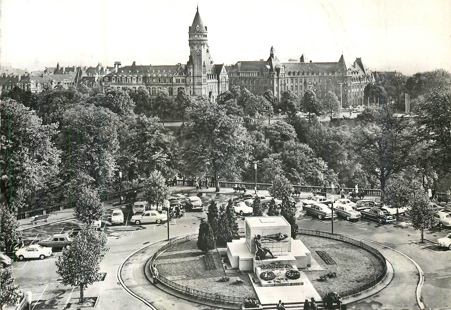 CPM Luxembourg La Place de la Consitution avec le Monument du Souvenir(1923)