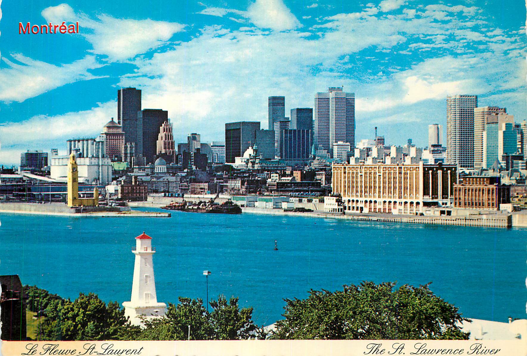CPM Montreal le Fleuve St Laurent Au premier plan  la cour du vieux fort