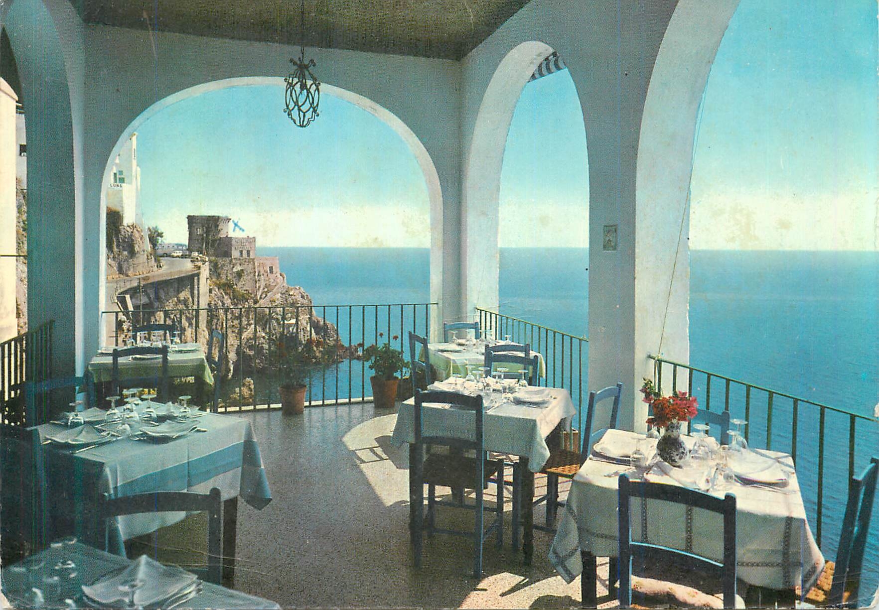 CPM Amalfi Une terrasse de l'Hotel Riviere