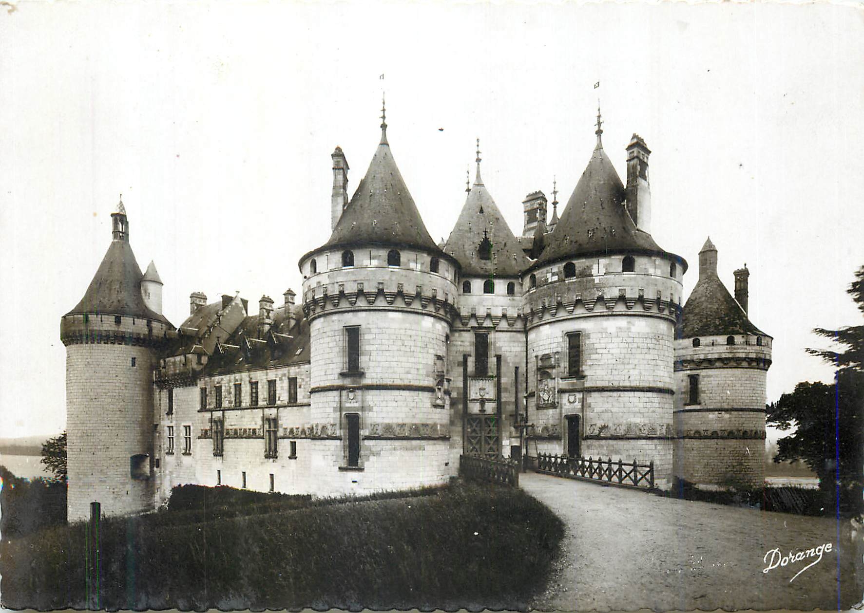 CPM Chaumont  (L et C)Le Chateau  (Monument historique XV et XVI siecles)Habite par le Cardinal d'Amboise Catherine de M