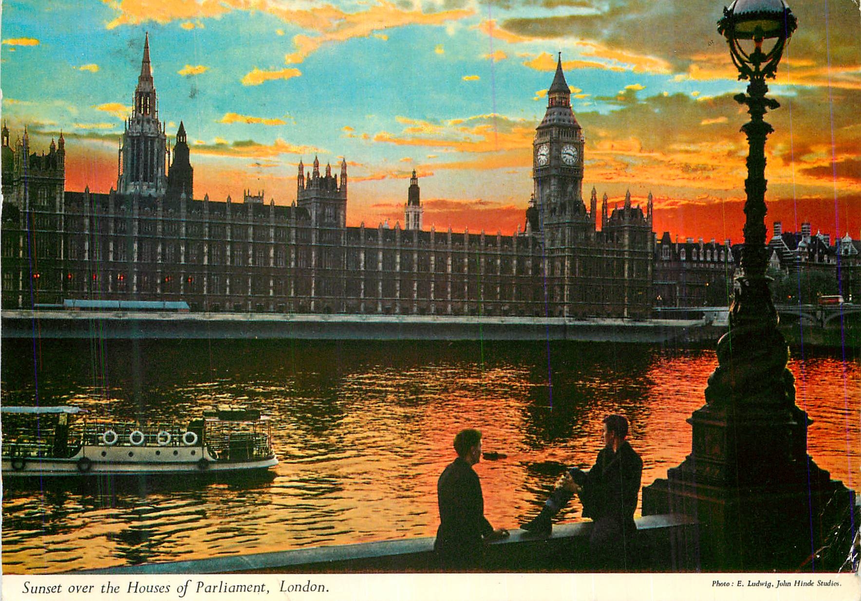 Sunset over the Houses of Parliament, London — Photo : E. Ludwig, John Hinde Studios