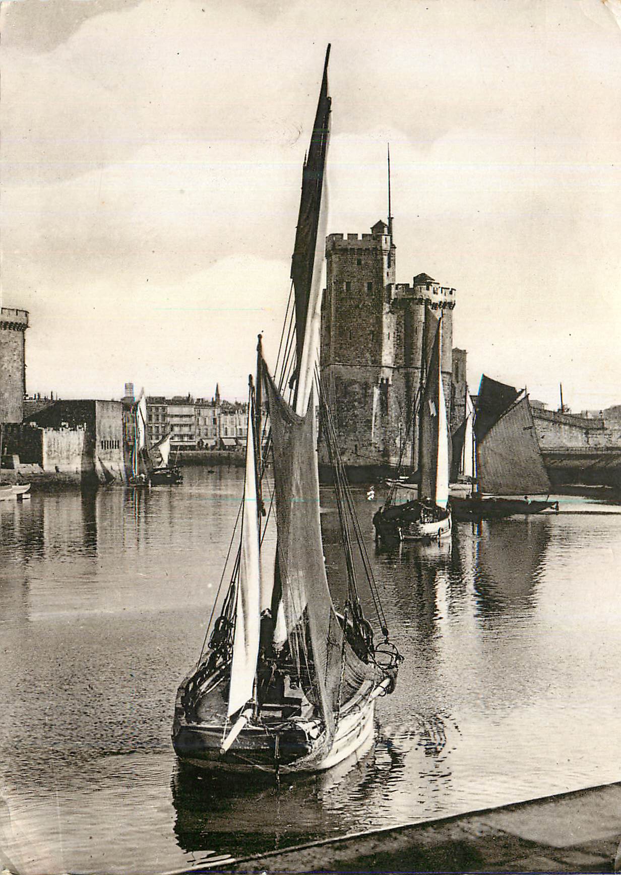 Hafen von La Rochelle — La Tour Saint-Nicolas — unbekannter Verlag, Seriennummer nicht sichtbar