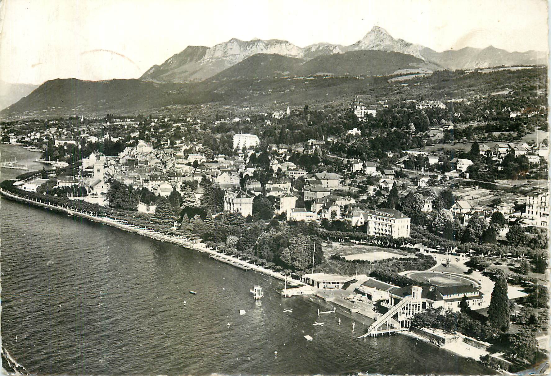 Évian-les-Bains — La Plage, la Ville et la Dent d'Oche — Les Éditions J. CELLARD — BRON