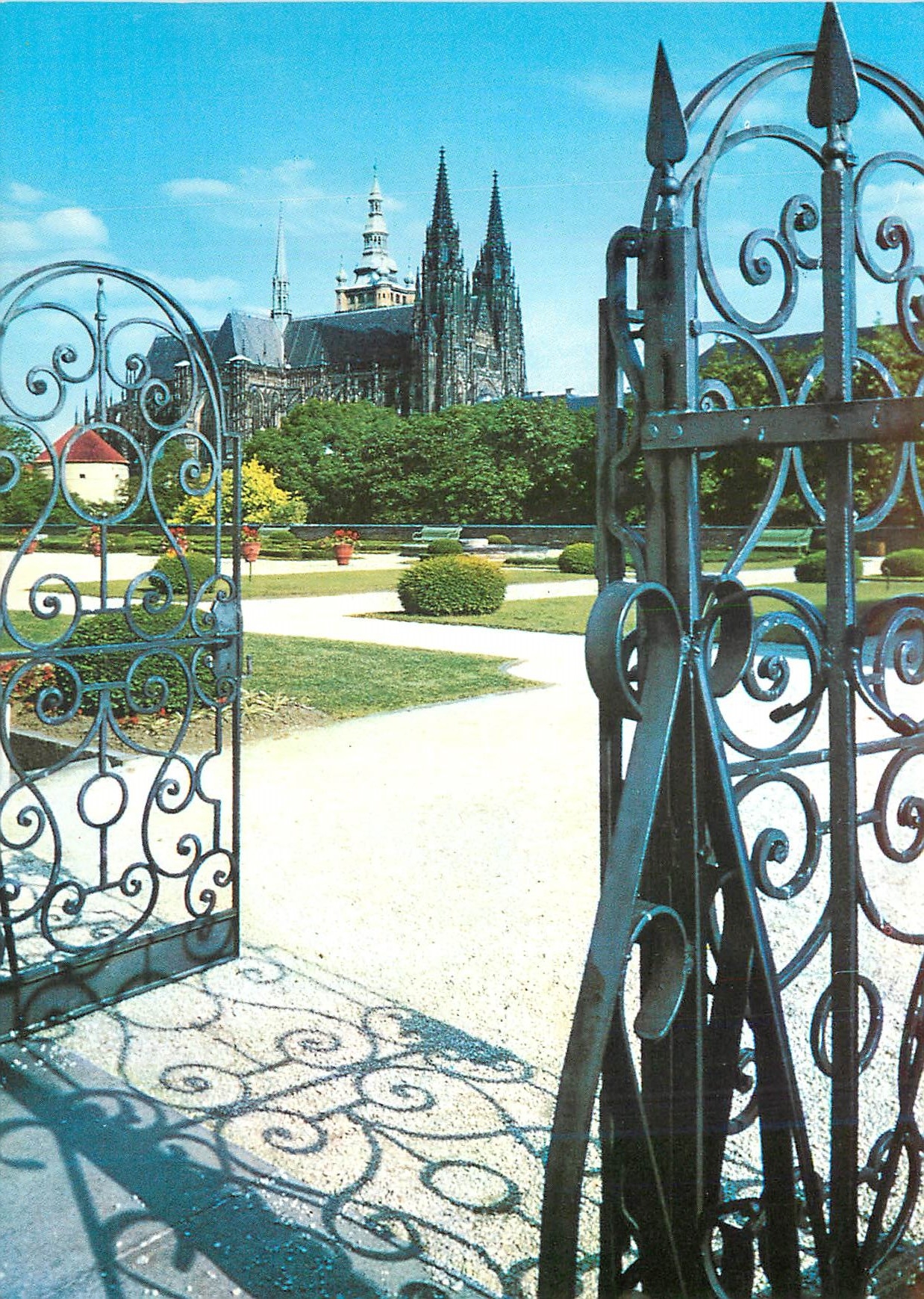 CPM Praga La cathedrale St Guy vue du Manege