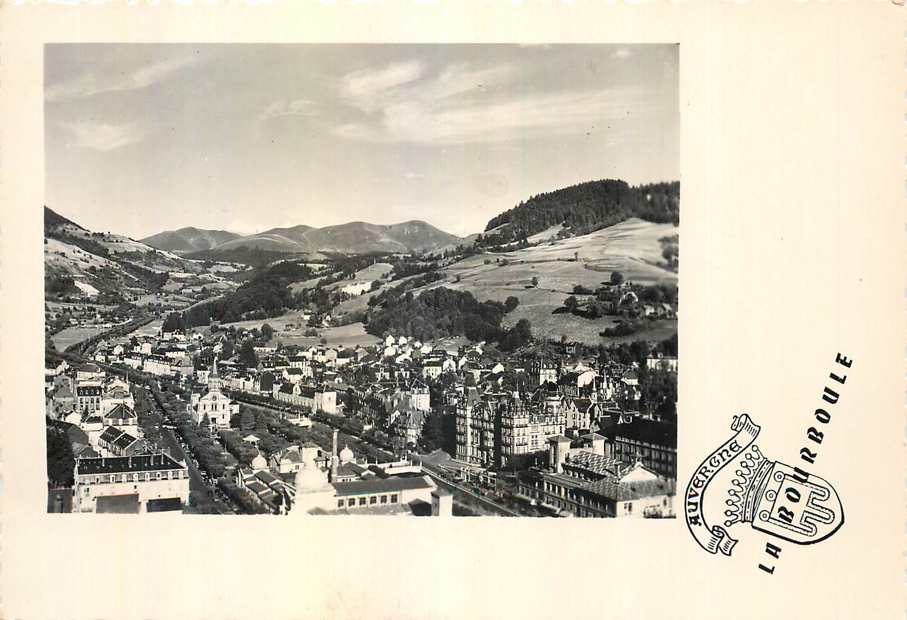 CPM Vue generale de la bourboule au loin les Monts Dore