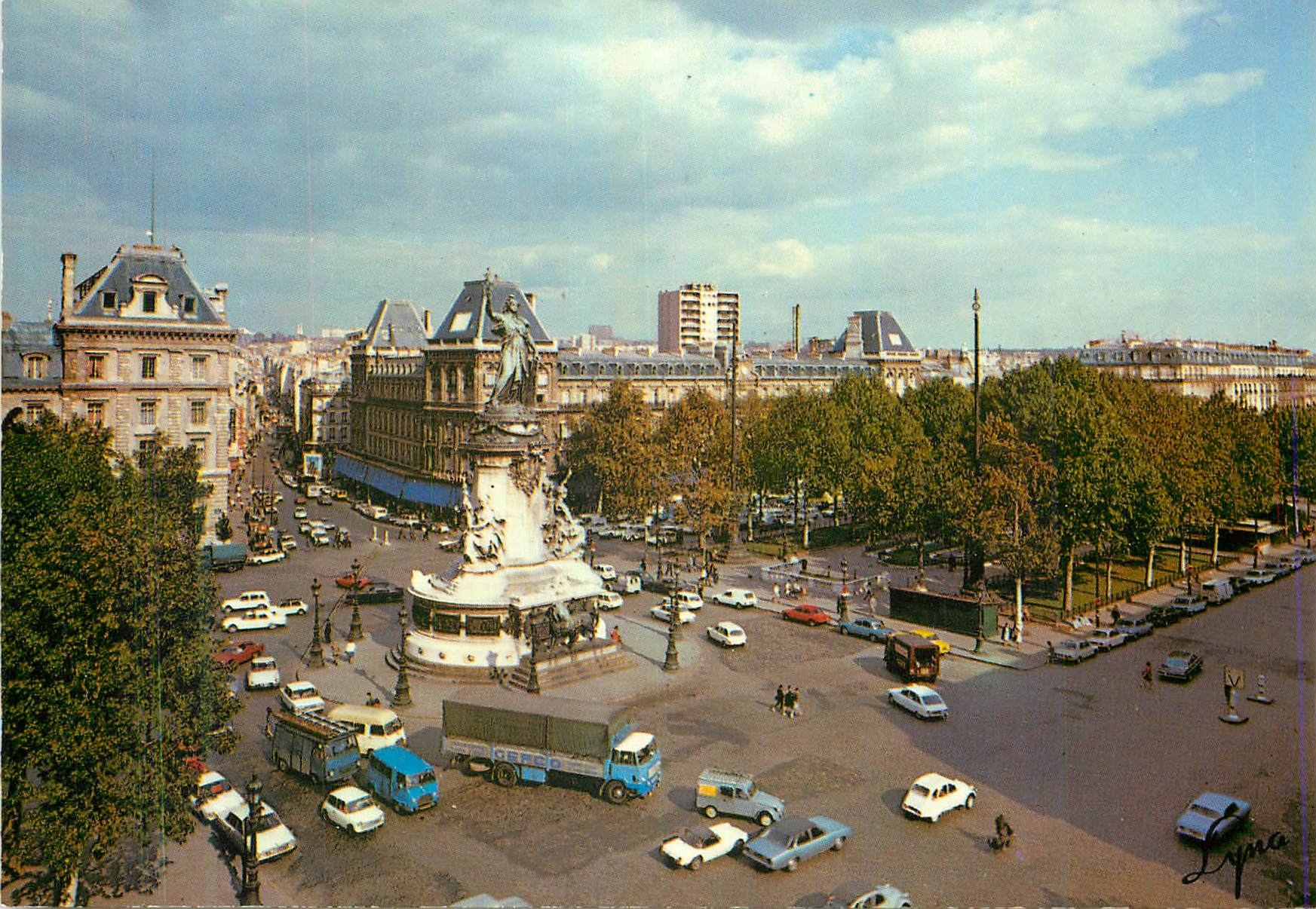 CPM Paris La Place de la Republique et la Rue du Faubourg du Temple