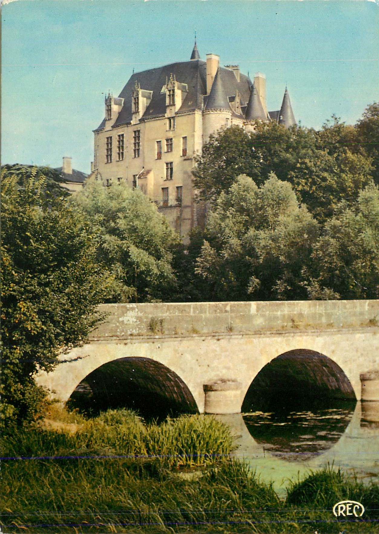 CPM Chateauroux (Indre)Le Chateau Raoul Bords de L'Indre