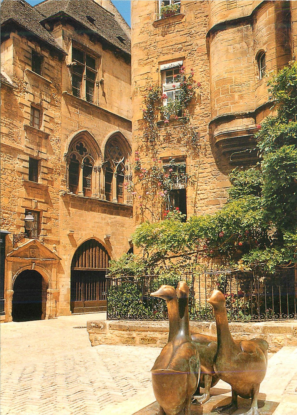 Sarlat (Dordogne) — Capitale du Périgord Noir, La Place des Oies — Éditions La Cle des Champs