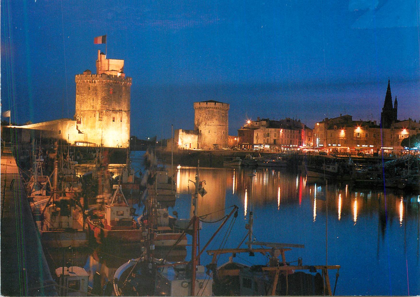CPM La Rochelle (Ch Mme)Effe de nuit la tour St Nicolas et la tou de la Chaine  le cours des Dames et la tour de la Lant