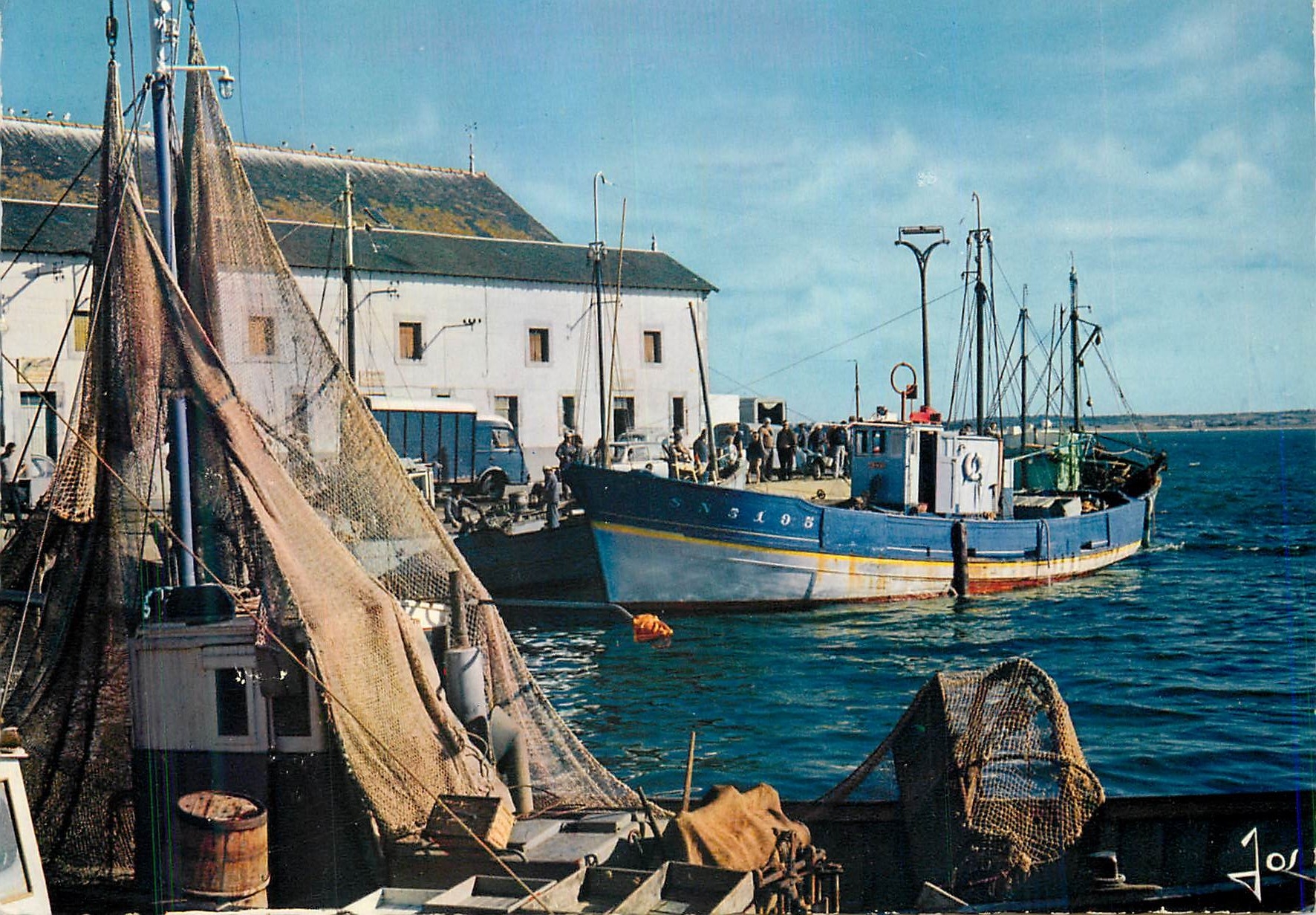 CPM La bretagne en couleurs Le Croisic (Loire Atlantique)Bateaux devant la Criee Bateaux de peche