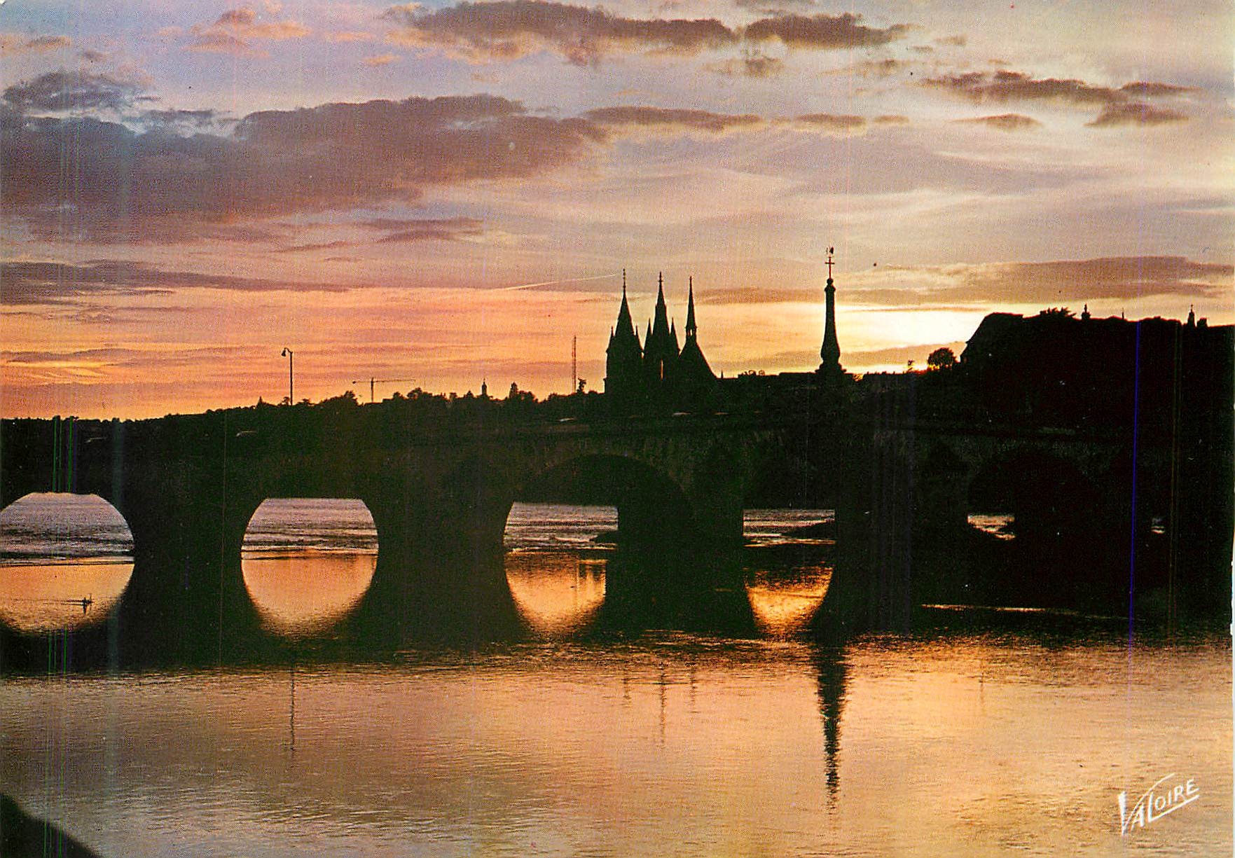 CPM Les Merveilles du Val de Loire Blois (Loir et Cher) Coucher de soleil sur la Loire le pont l'eglise Saint Nicolas et