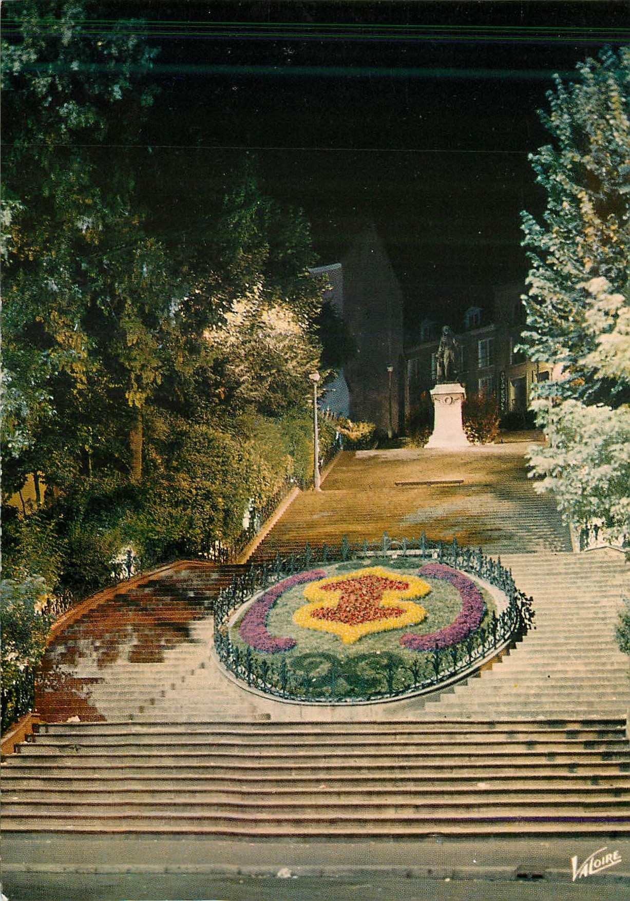 CPM Les Merveilles du Val de Loire Blois (Loir et Cher) L'escalier et la statue de Denis Papin Illumines