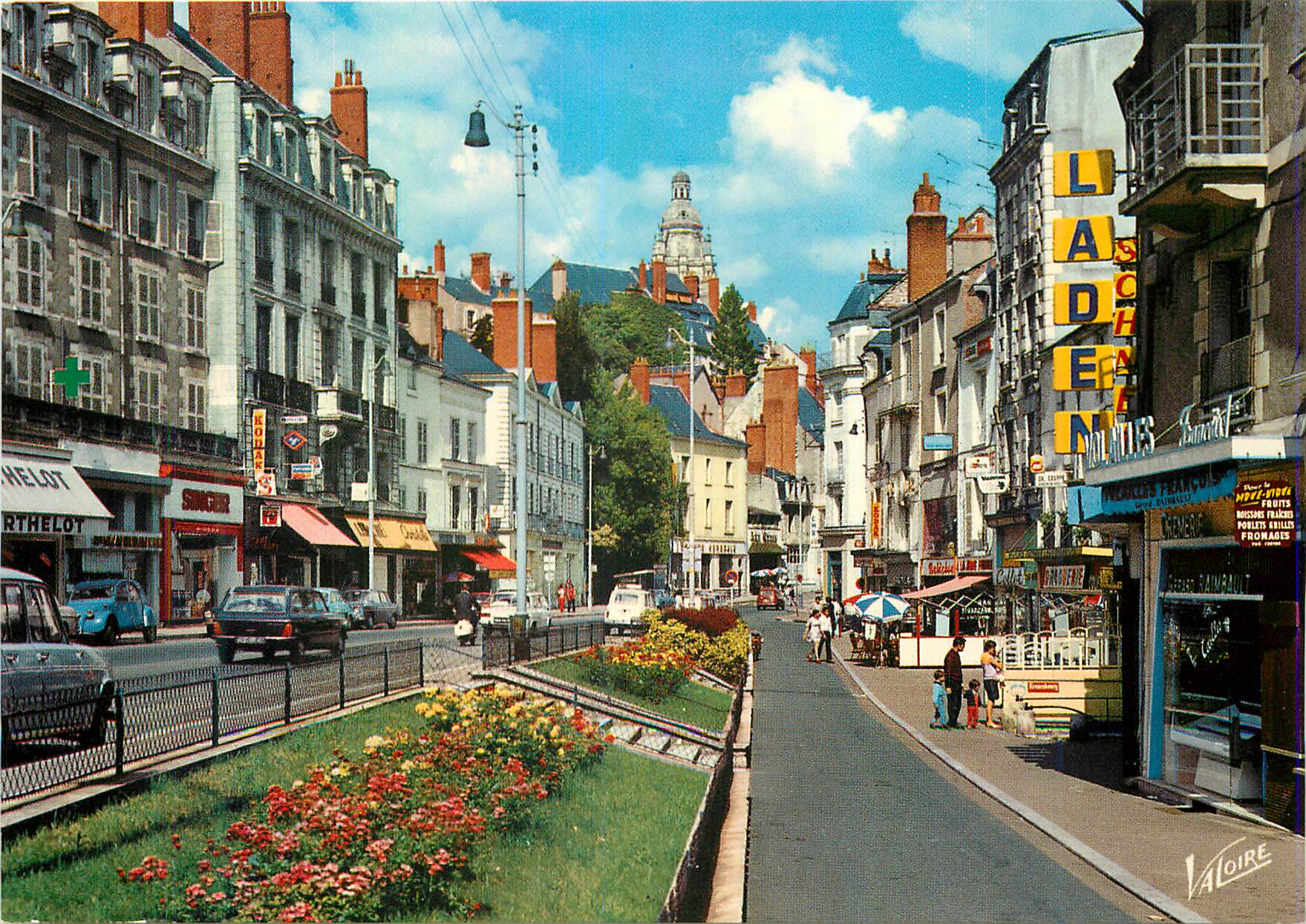 CPM Les Merveilles du Val de Loire Blois (Loir et Cher) Le centre de la ville la rue Denis Papin Au don la Cathedrale Sa