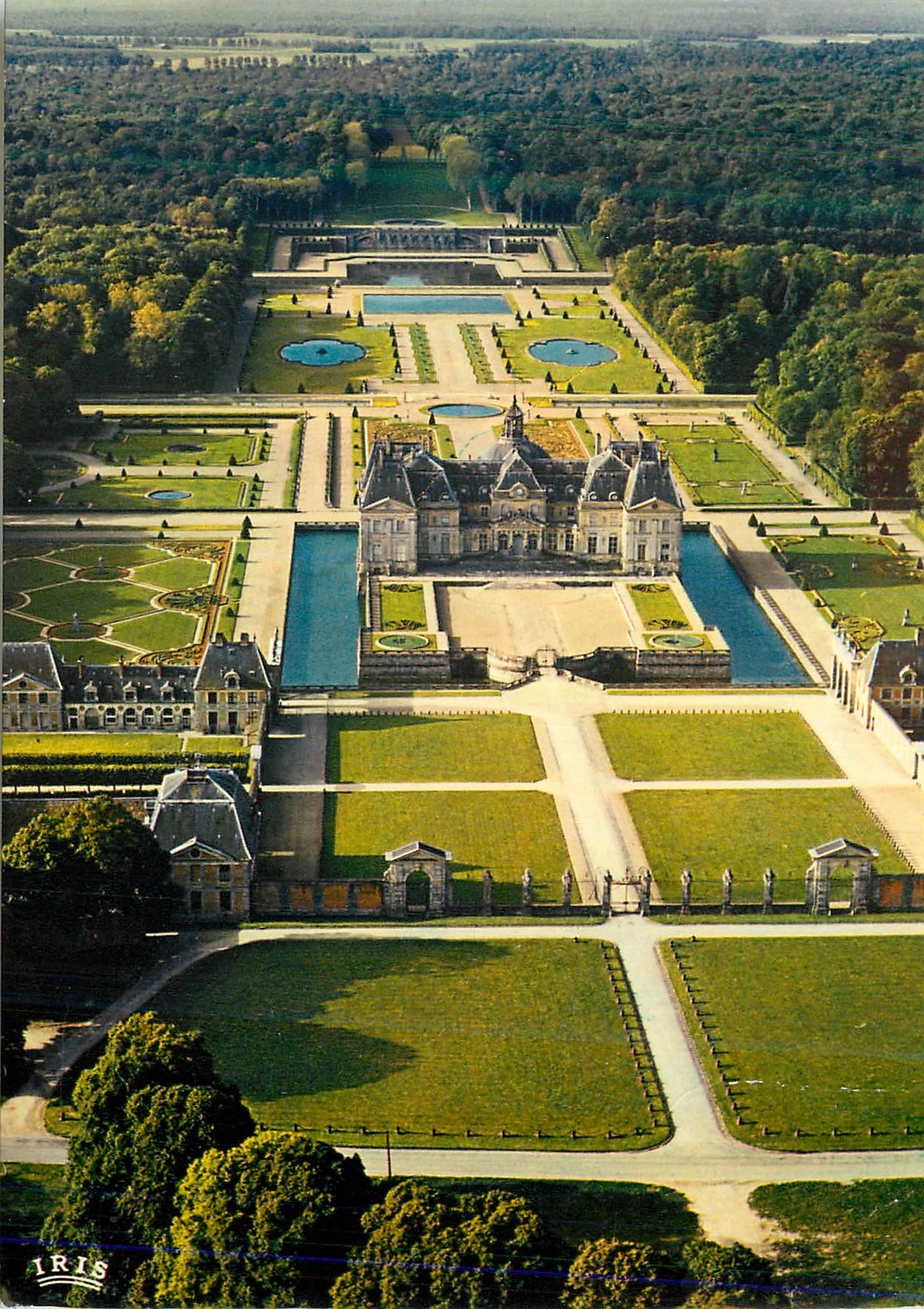 Château de Vaux-le-Vicomte — Vue générale du domaine — Éditeur IRIS, n°31