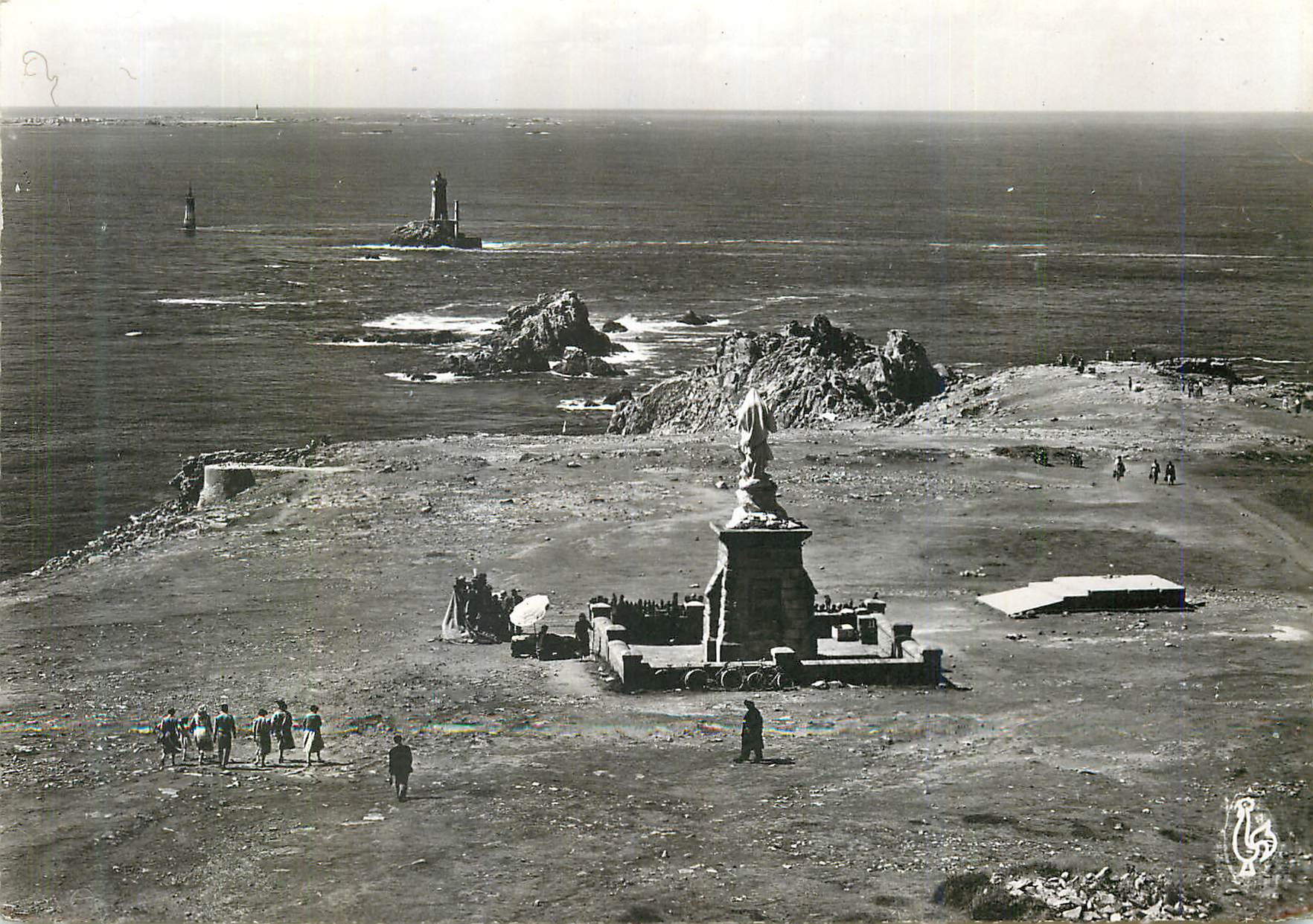 CPM La pointe du Raz (Finistere)Statue de Notre Dame des Naufrages et le Phare de Vieille