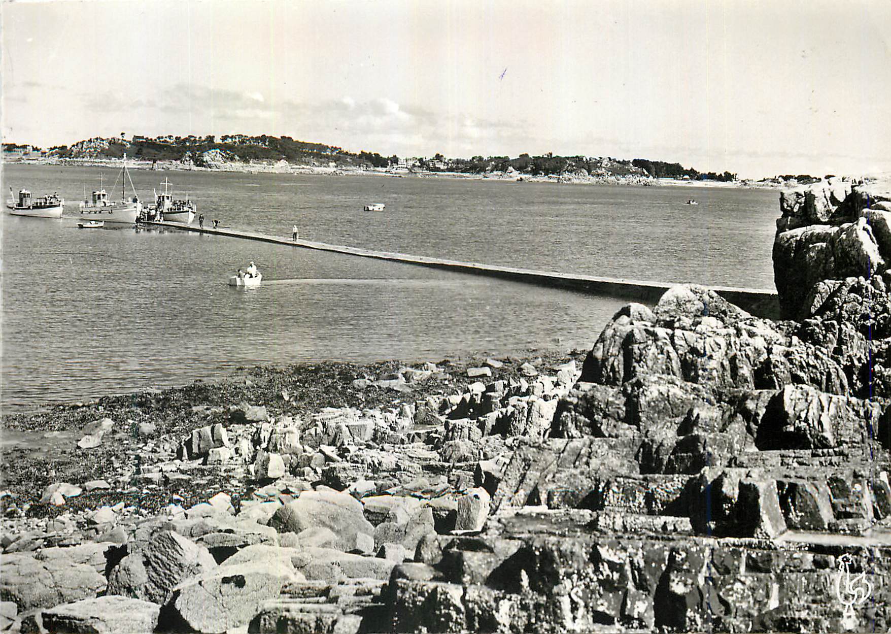 L'Arcouest (C.-du-N.) — L'Embarcadère pour l'île de Bréhat dans le fond — Éditeur : Les Tirages Modernes, Paris