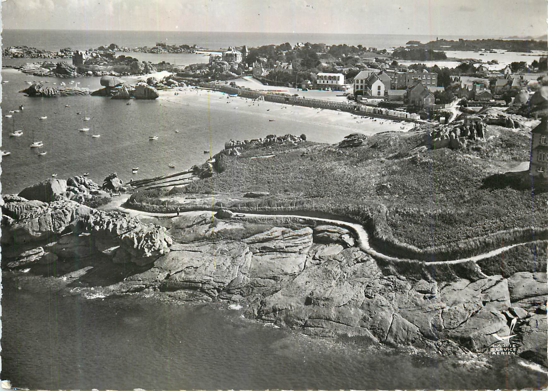 CPM En Avion au dessus de Tregastel Plages (C du N)Le Chemin des douaniers et la plage du Corz Pors