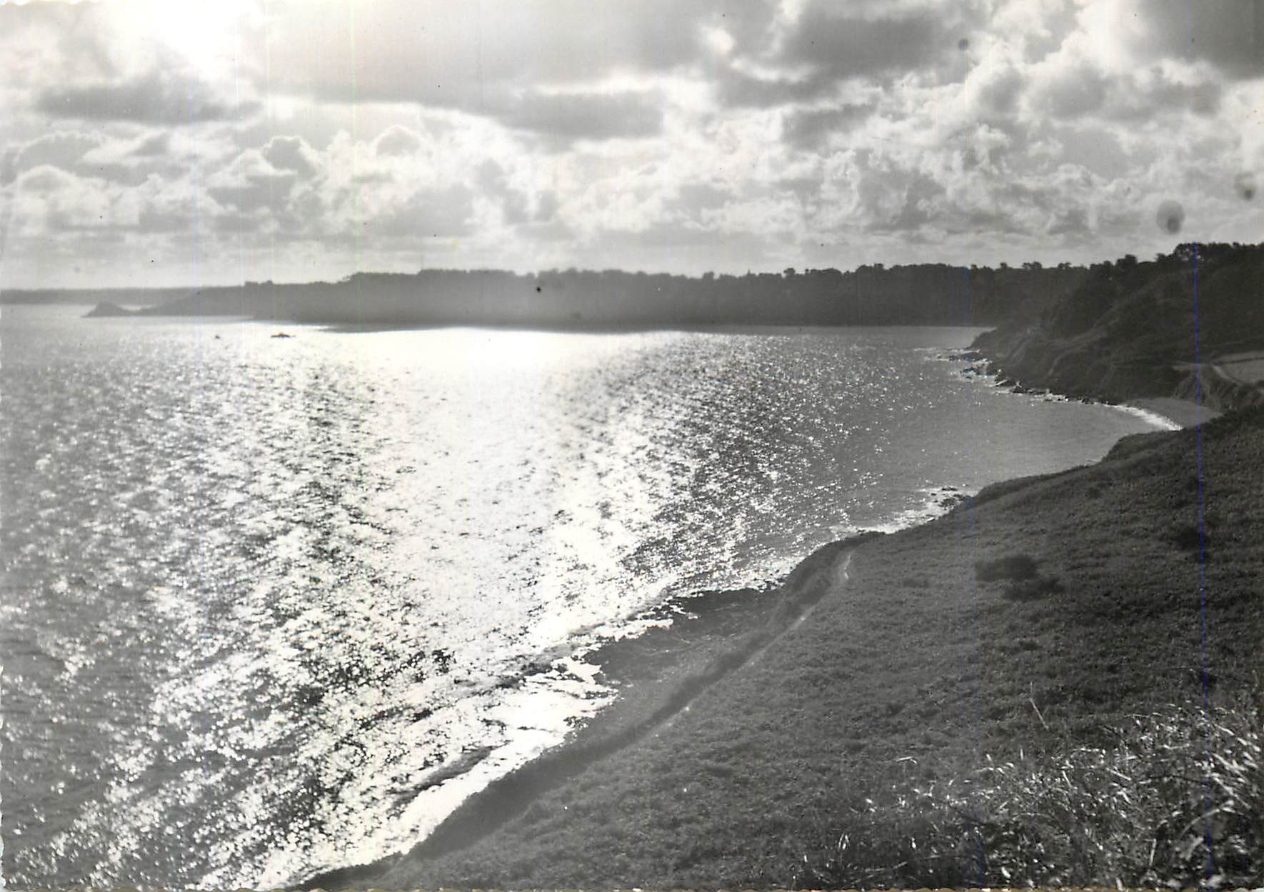 CPM Perros Guirec (C du N)Contre Jour sur la Sentier des Douaniers