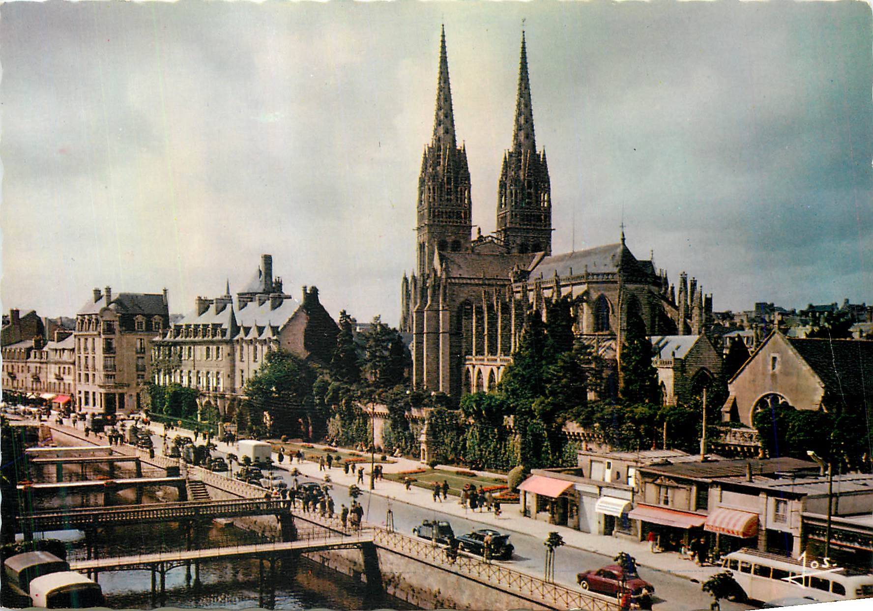 CPM La Bretagne en Couleurs Quimper La Cathedrale et les Ponts sur l'Odet