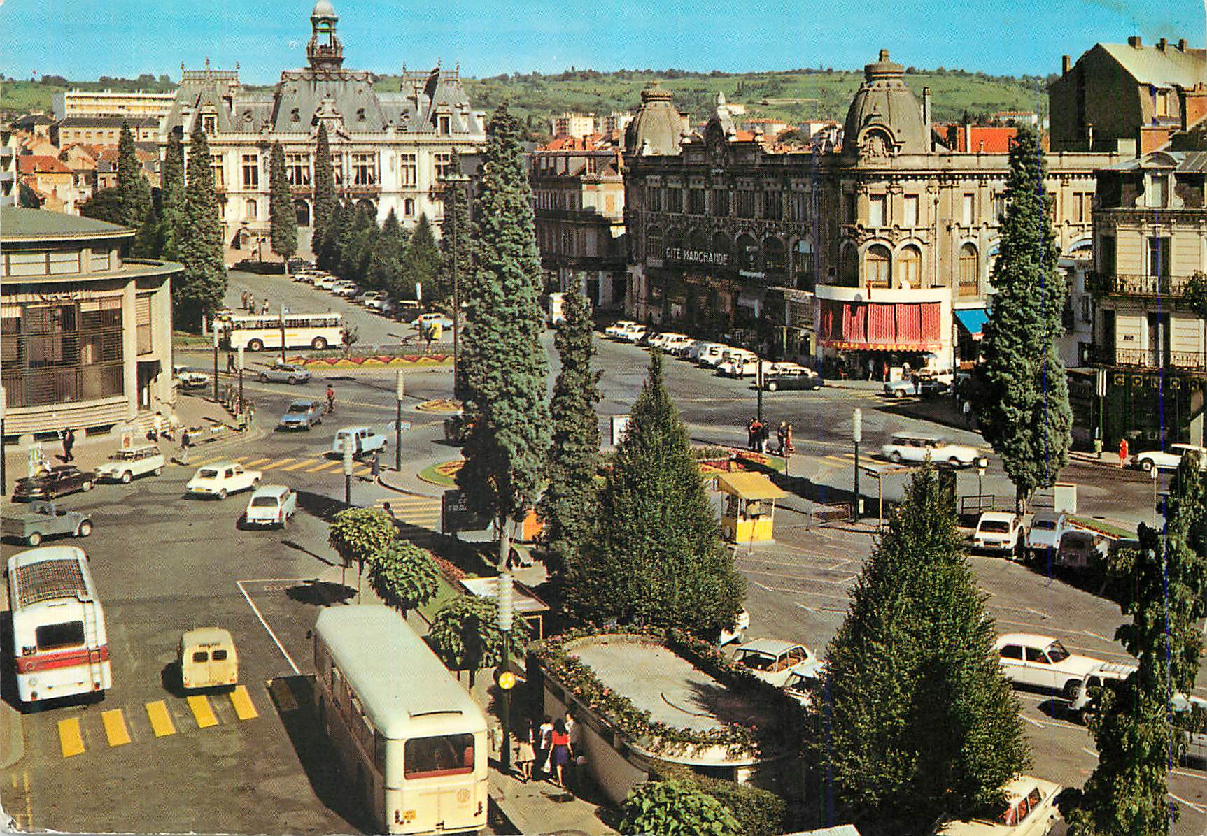 CPM Vichy Place de l'Hotel de Ville