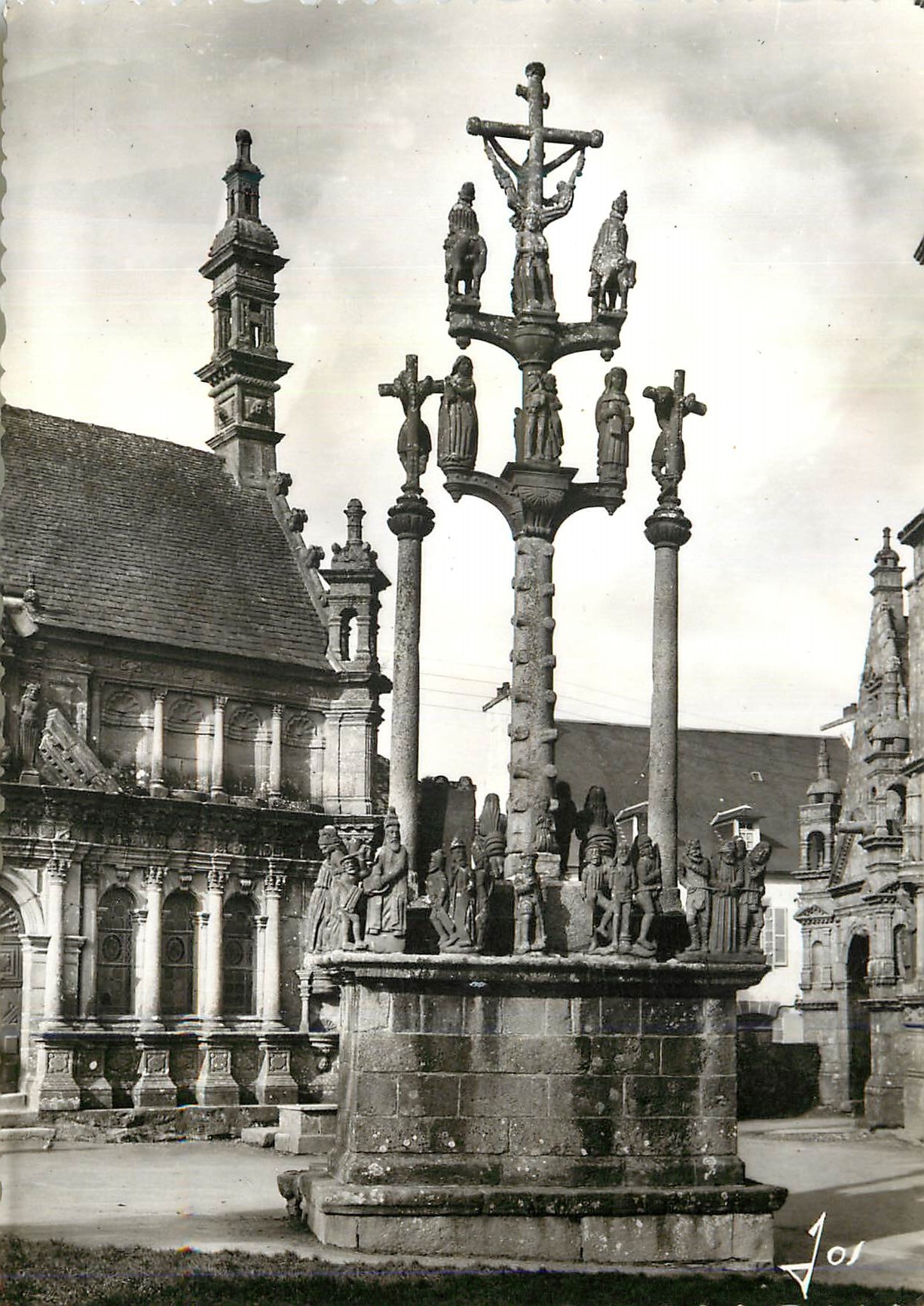 CPM Bretagne Saint Thegonnec (Finistere)Le Calvaire de 1610 a proximite de l'Ossuaire