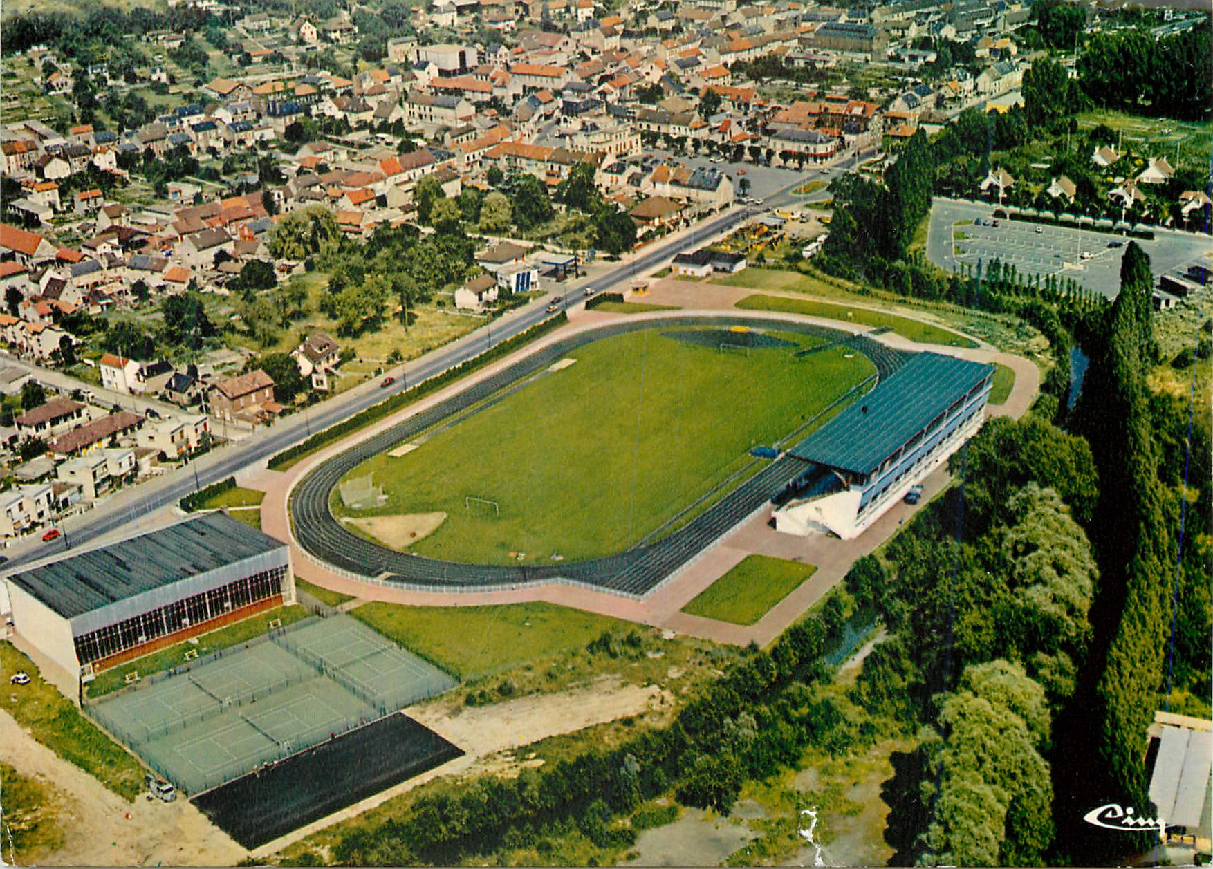 CPM Montataire (Oise)L'ensemble sportif vue aerienne
