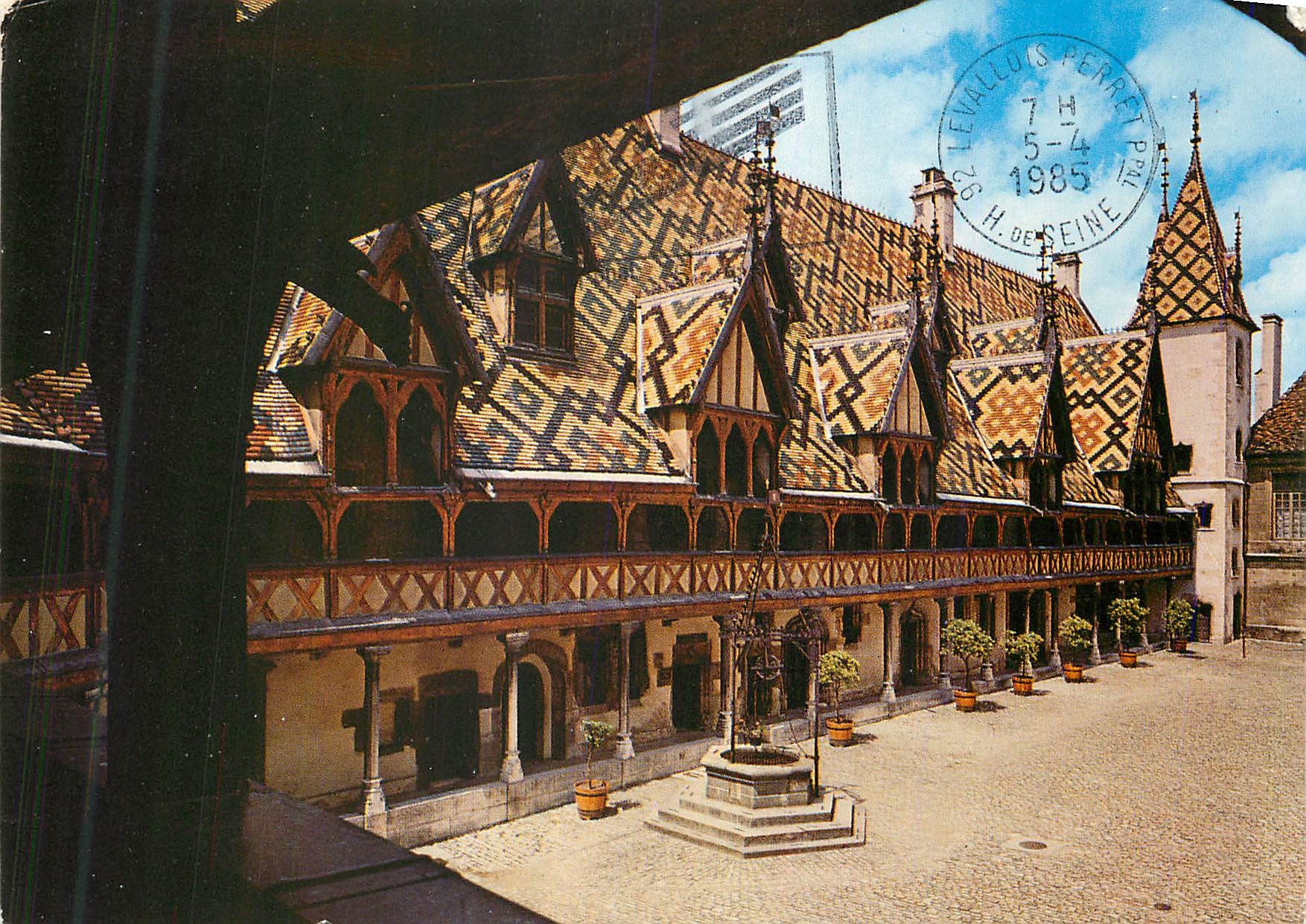 Hôtel-Dieu de Beaune — cour d'honneur — éditeur Levallius Perret, n° 21.054