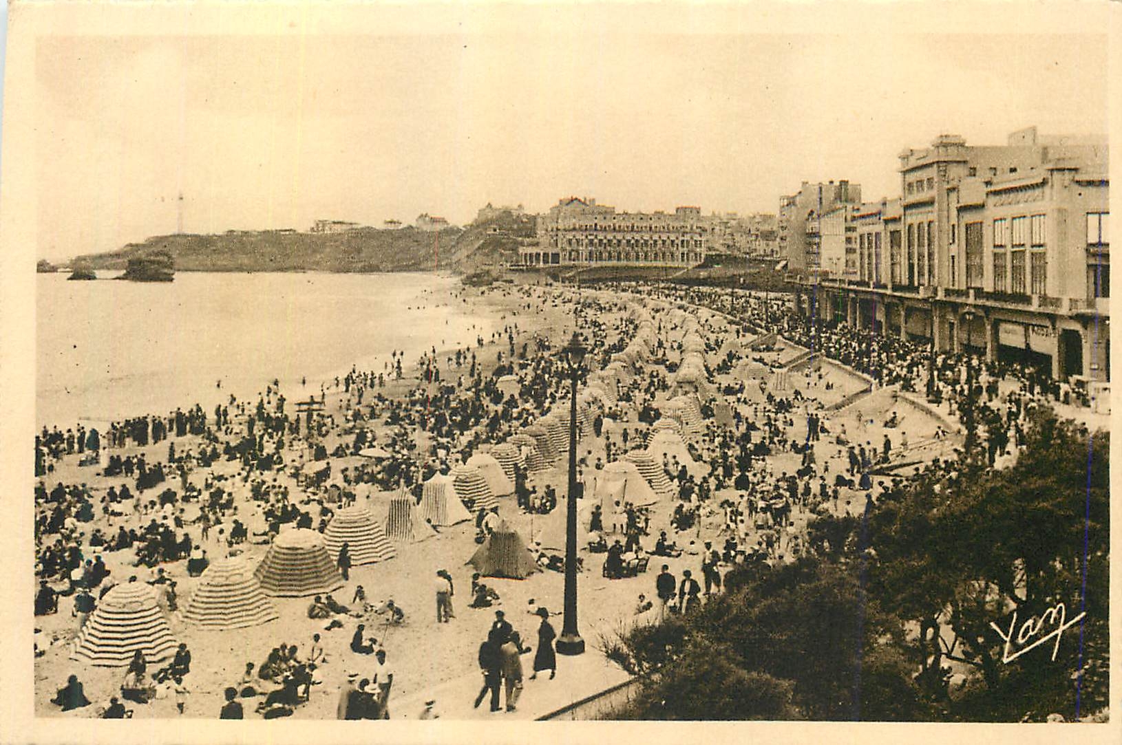 Biarritz — La grande Plage devant le Casino et l'Hôtel de Paris — Éditeur Quinault, Lourdes