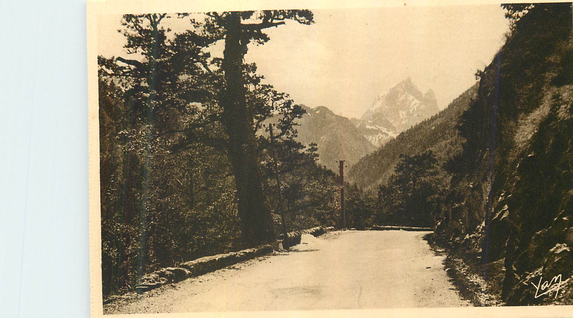 CPA Les Pyrenees Vallee de Gabas A un tournant de la route au Chene de l'Ours on decouvre le Pic du Midi d'Ossau