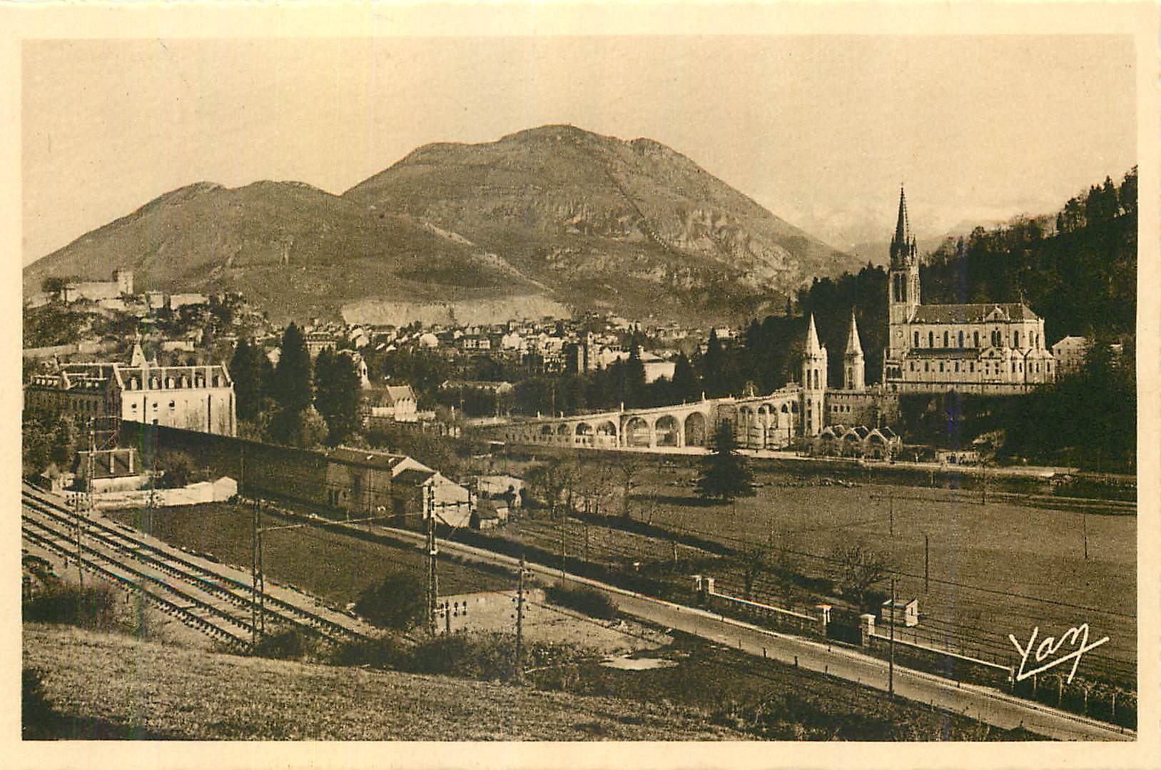 CPA Lourdes (Htes Pyrenees)ville de pelerinages La Basilique le Pic du Jer et le Chateau fort