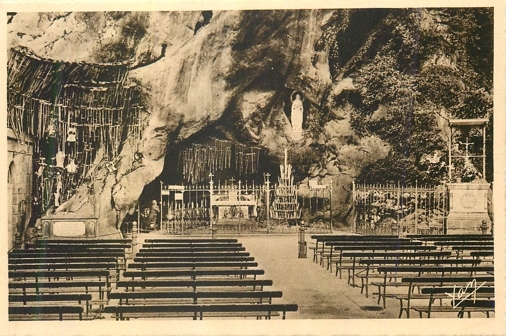 CPA Lourdes (Htes Pyrenees)ville de pelerinages La grotte Miraculeuse