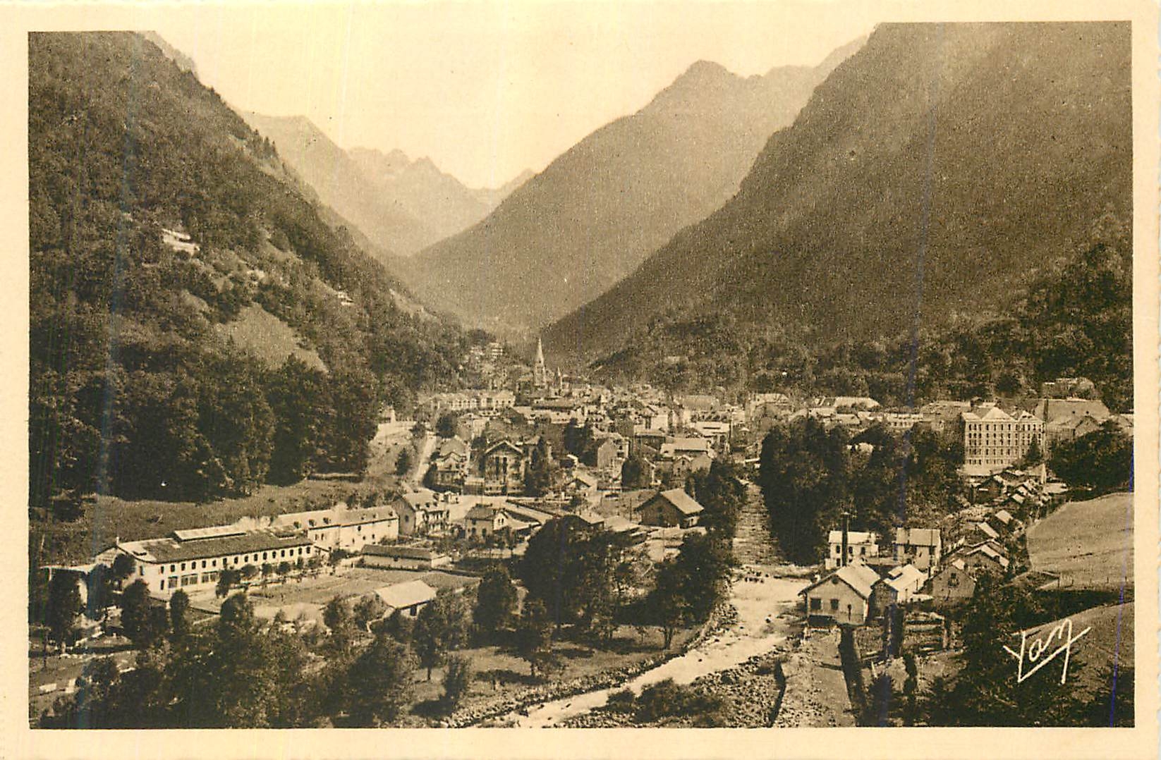 Cauterets — Vue générale — En face, après la Raillère, s'ouvre la haute Vallée de Lutour ; à droite, celle du Pont-d'Espagne, vers le lac de Gaube et le Marcadau