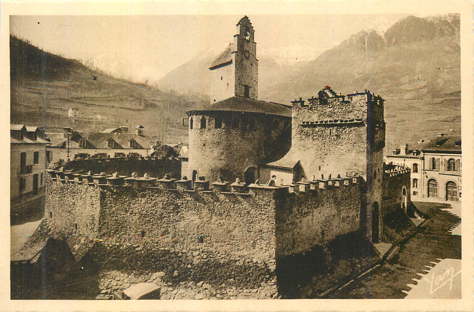 CPA Les Pyrenees Luz Eglise fortifiee hatie aux XII et XIII siecles dit des Templiers